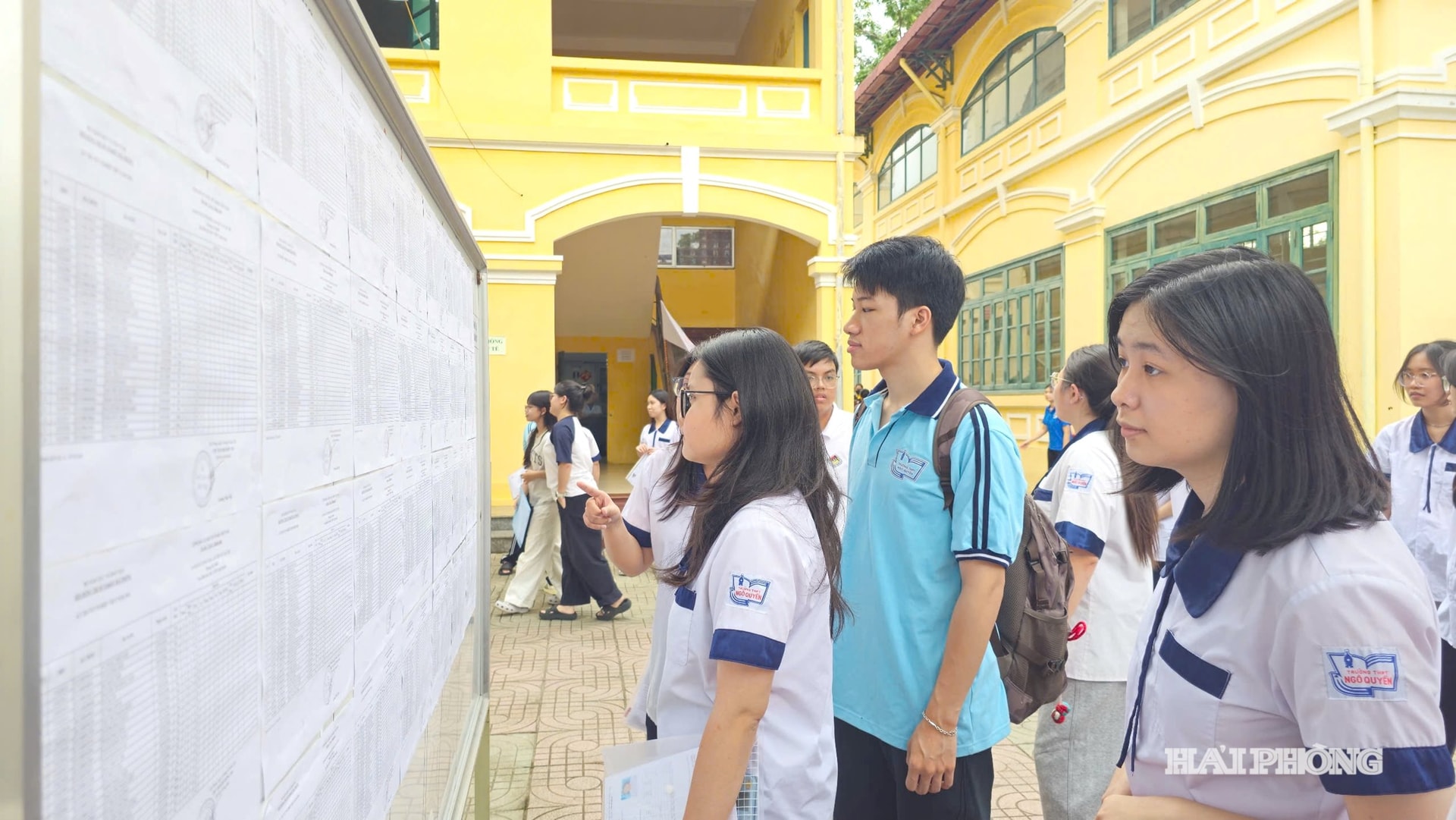 Các thí sinh xem số báo danh và phòng thi tại điểm thi THPT Ngô Quyền.