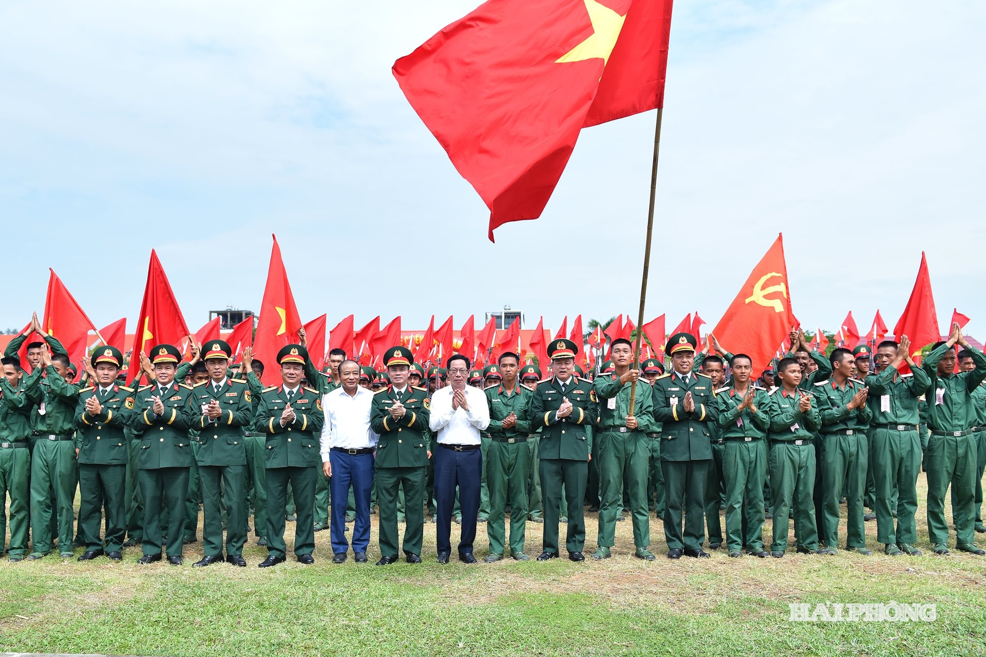 Các đồng chí lãnh đạo Quân khu 3 và thành phố Hải Phòng động viên chiến sĩ mới tại lễ tuyên thệ