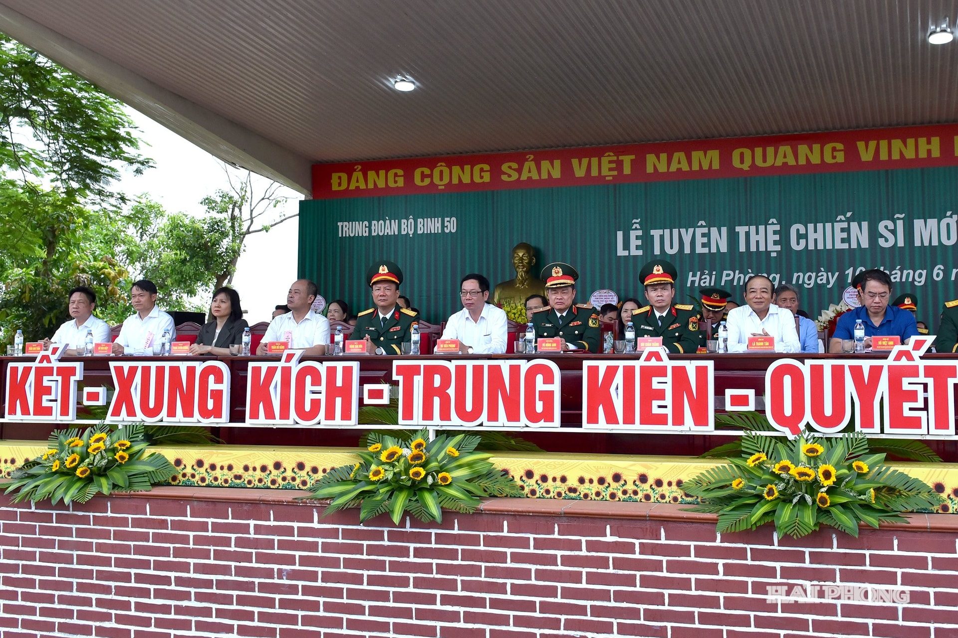 Các đại biểu dự Lễ tuyên thệ chiến sĩ mới.