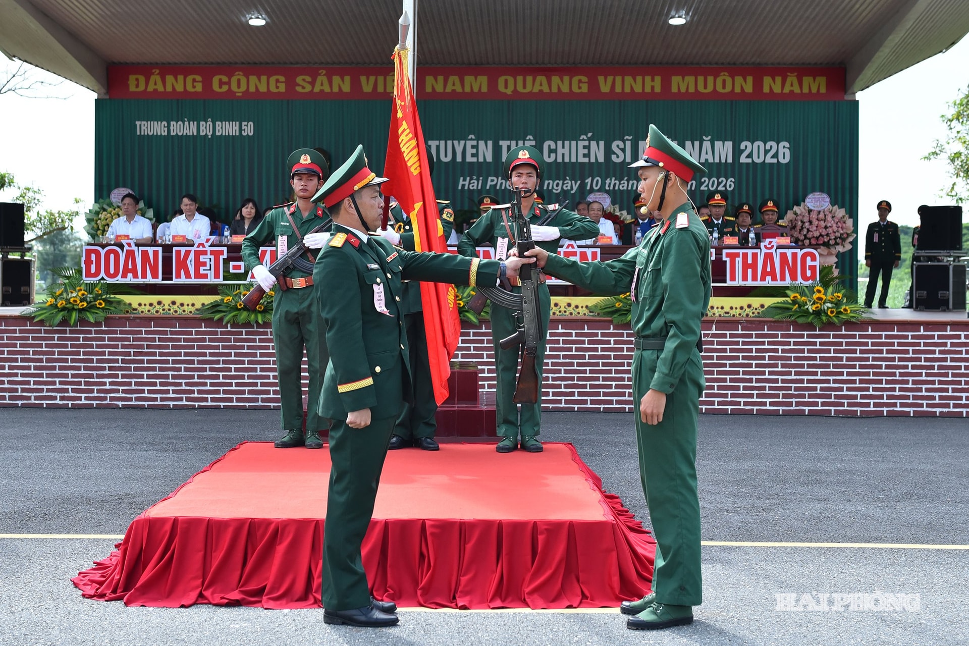 Thượng tá Nguyễn Đình Tuấn, Trung đoàn trưởng Trung đoàn Bộ binh 50 thực hiện nghi thức trao vũ khí cho chiến sĩ mới.