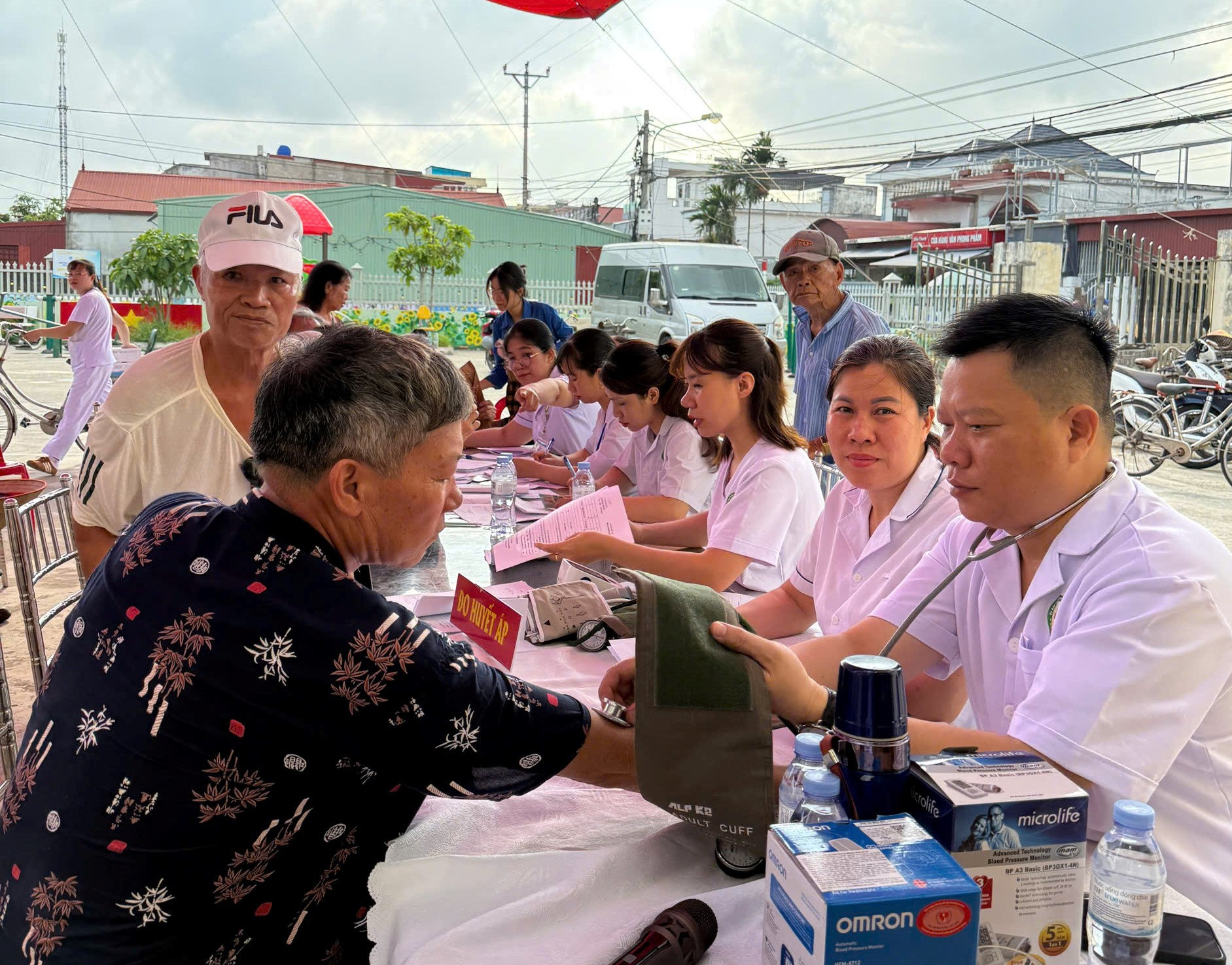 Trong ảnh: Nhân viên y tế thăm khám sức khỏe miễn phí cho người cao tuổi ở phường Nam Đồ Sơn tháng 6 vừa qua.