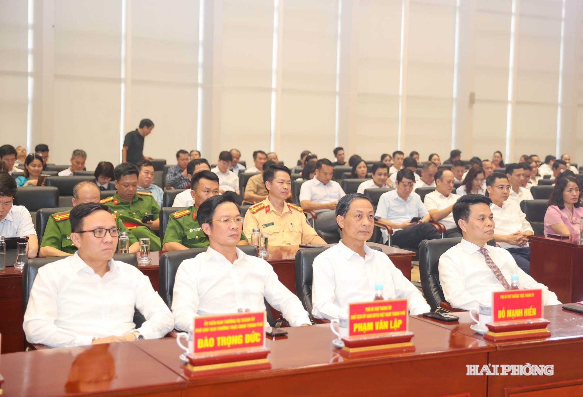 Các đồng chí lãnh đạo dự hội nghị