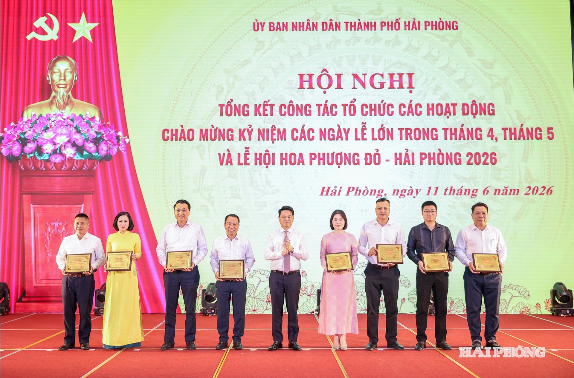 Đồng chí Lê Ngọc Châu, Ủy viên Trung ương Đảng, Bí thư Thành ủy, Trưởng Đoàn đại biểu Quốc hội thành phố Hải Phòng trao danh vị tặng các nhà tài trợ
