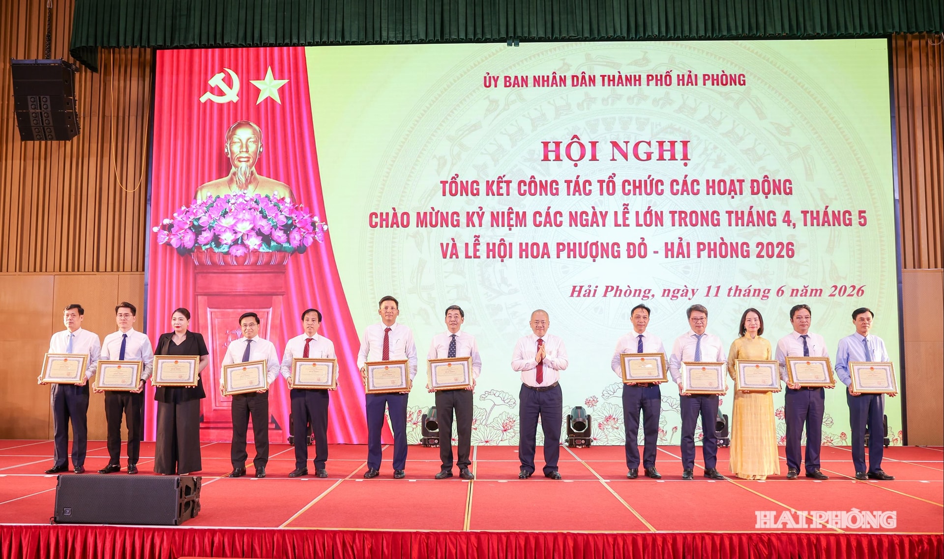 Đồng chí Đỗ Thành Trung, Phó Bí thư Thành uỷ, Chủ tịch UBND thành phố trao bằng khen tặng các tập thể có thành tích xuất sắc