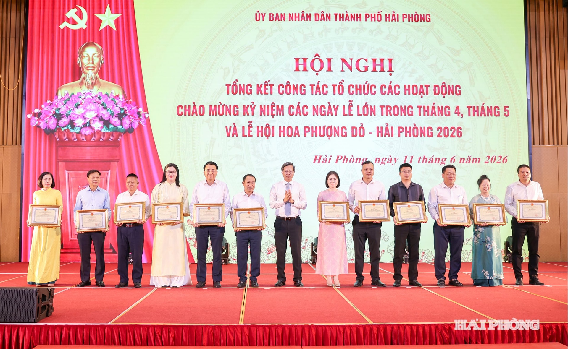 Đồng chí Lê Anh Quân, Phó Chủ tịch Thường trực UBND thành phố trao bằng khen tặng các tập thể