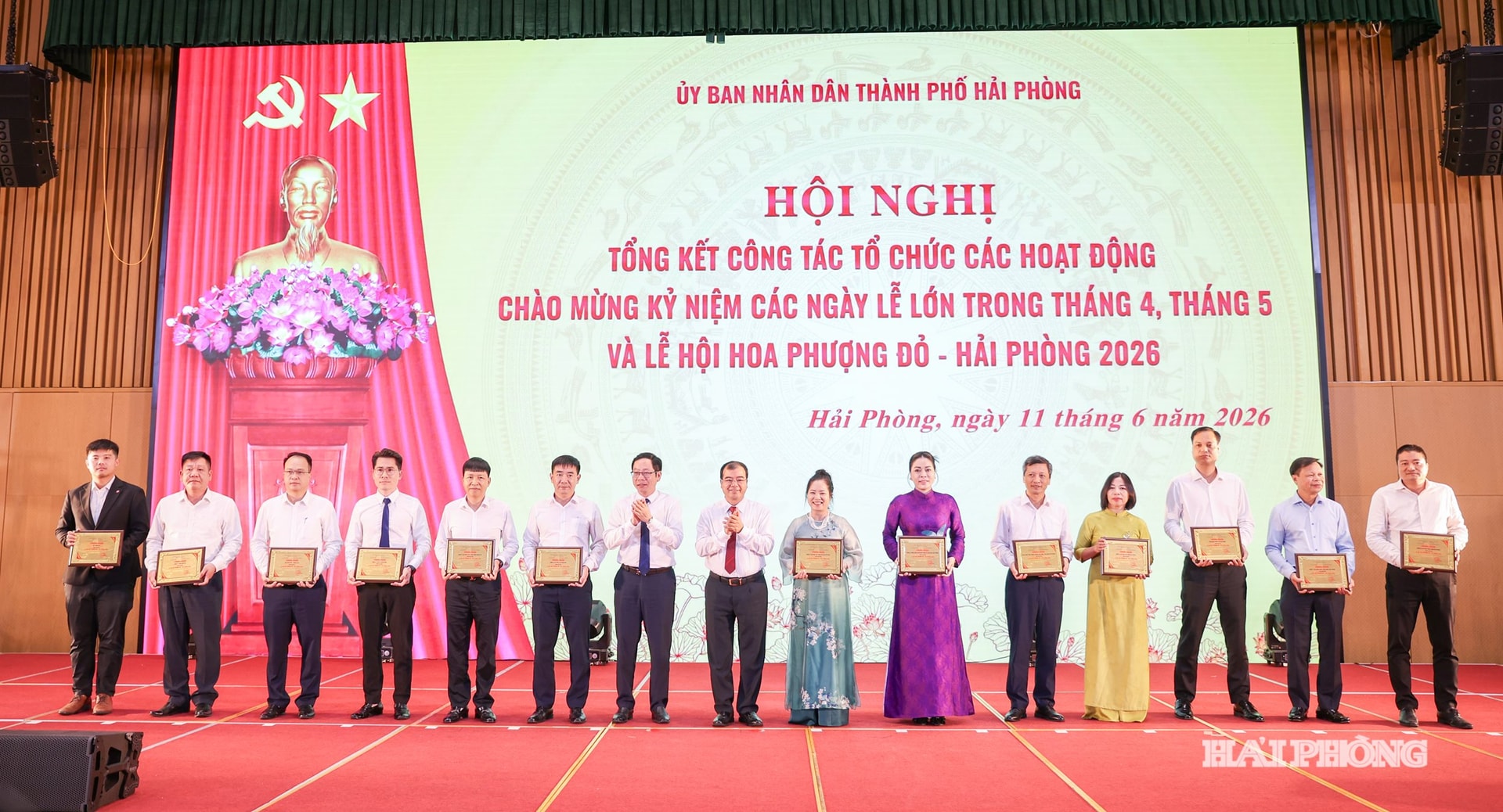 Các đồng chí Phó Chủ tịch UBND trao giấy chứng nhận là nhà tài trợ cho các hoạt động Lễ hội Hoa Phượng đỏ