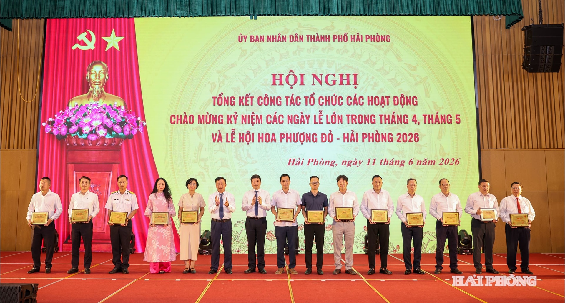 Các đồng chí Phó Chủ tịch UBND trao giấy chứng nhận là nhà tài trợ cho các hoạt động Lễ hội Hoa Phượng đỏ