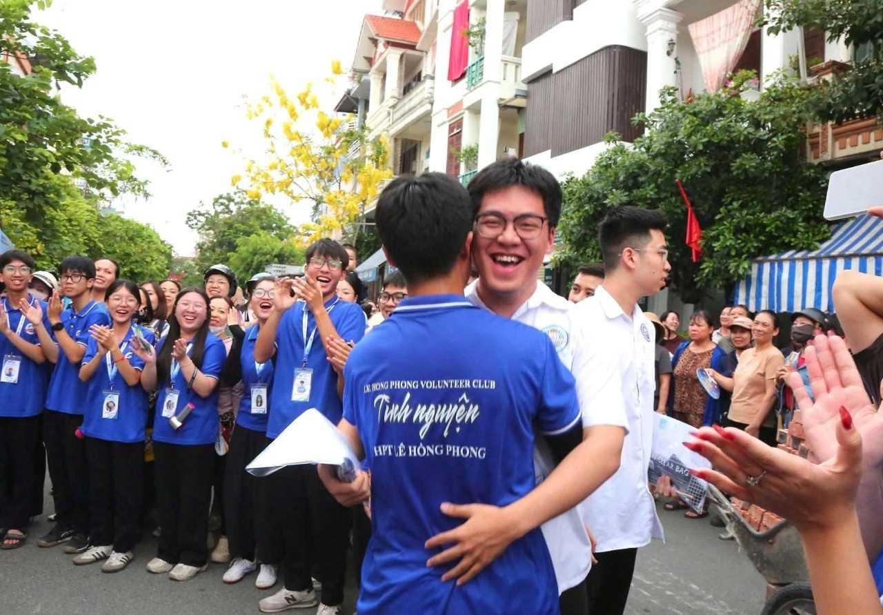 Thí sinh hoàn thành môn thi toán - môn thứ 2 của kỳ thi tốt nghiệp THPT năm 2026. Ảnh: Đỗ Hiền