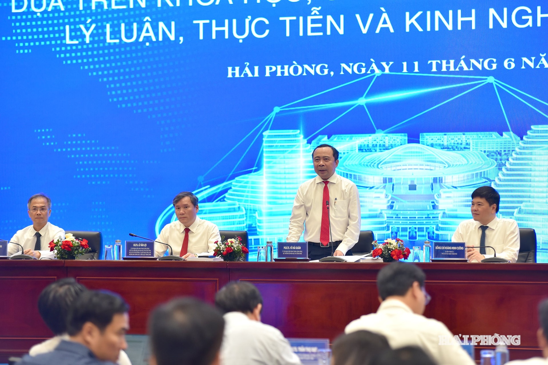 Đồng chí Vũ Hải Quân, Uỷ viên Trung ương Đảng, Bộ trưởng Bộ Khoa học và Công nghệ cùng các đại biểu chủ trì hội thảo.