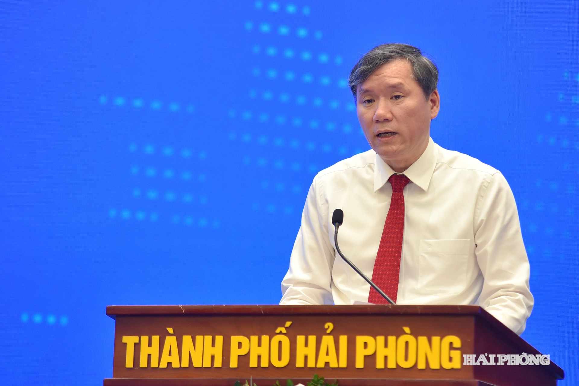 GS, TS Lê Văn Lợi, Ủy viên Trung ương Đảng, Chủ tịch Viện Hàn lâm Khoa học xã hội Việt Nam, Phó Chủ tịch Hội đồng Lý luận Trung ương, Phó Trưởng Ban Chính sách, Chiến lược Trung ương phát biểu tại hội thảo.