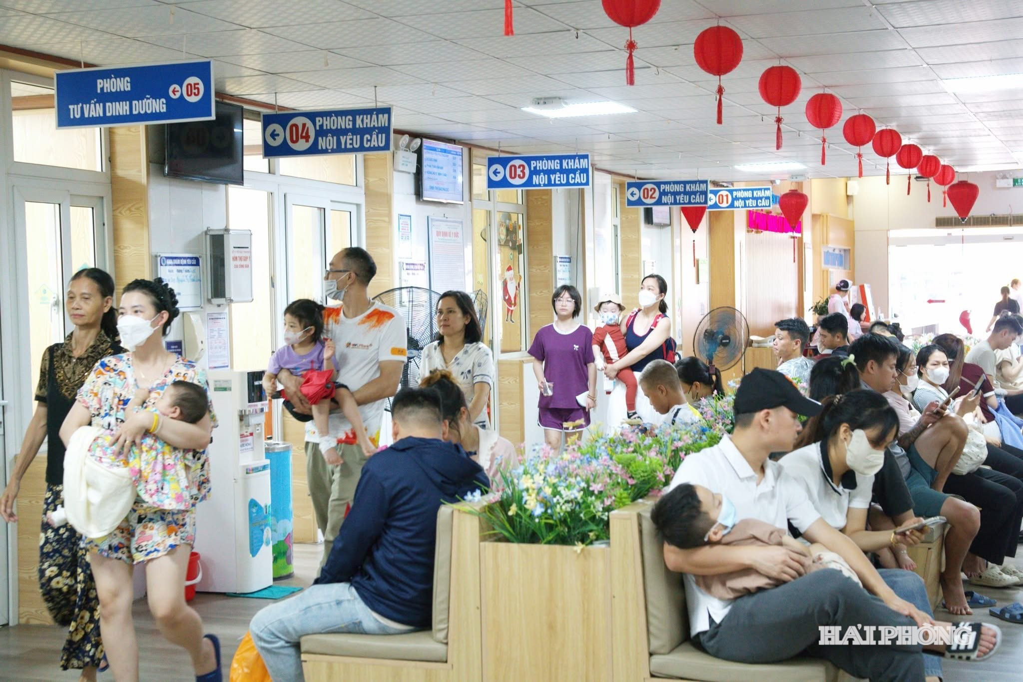 Trẻ đến khám, điều trị tại Bệnh viện Nhi Hải Phòng
