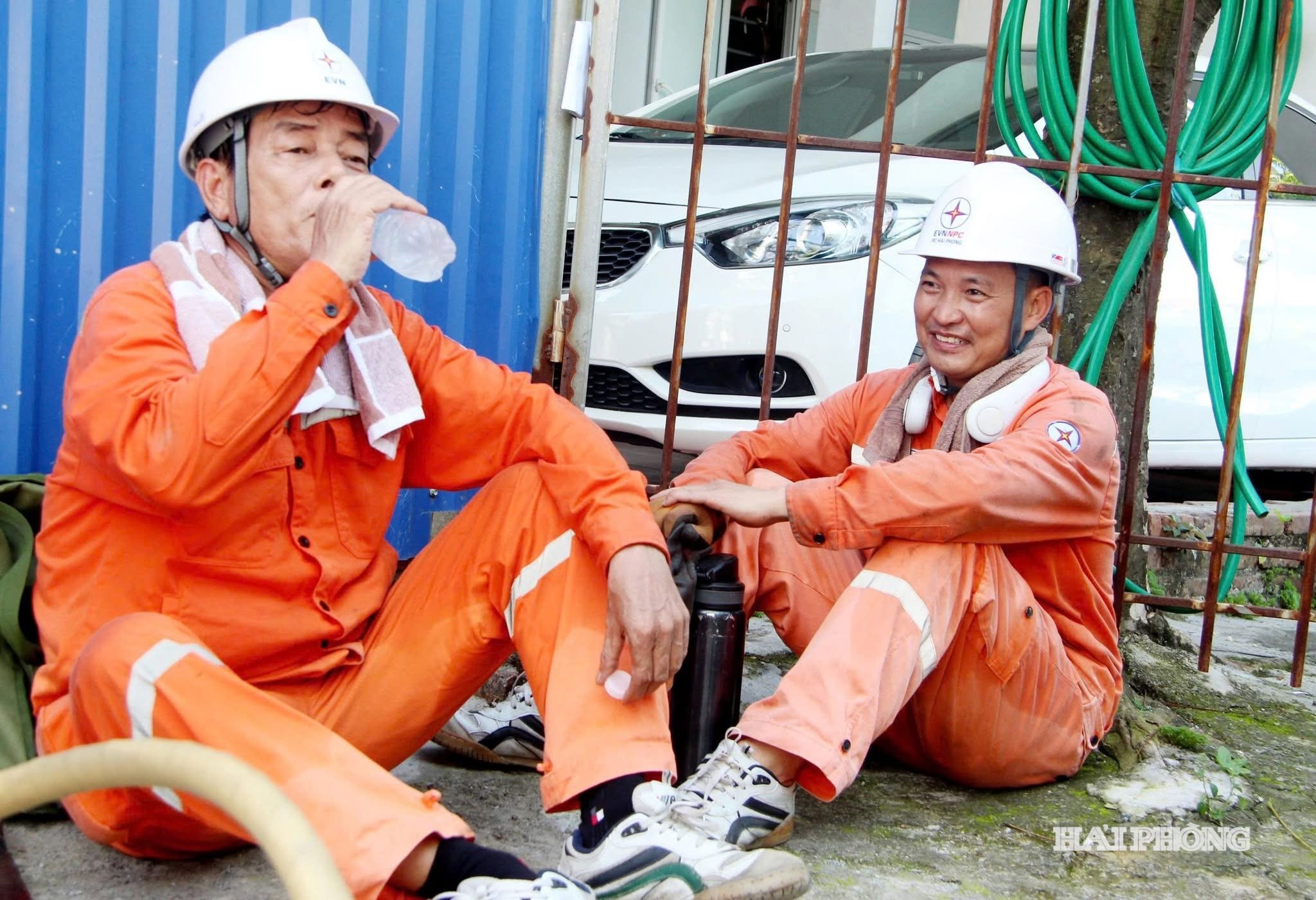 Người lao động bổ sung nước đầy đủ trong điều kiện làm việc dưới thời tiết nắng nóng kéo dài
