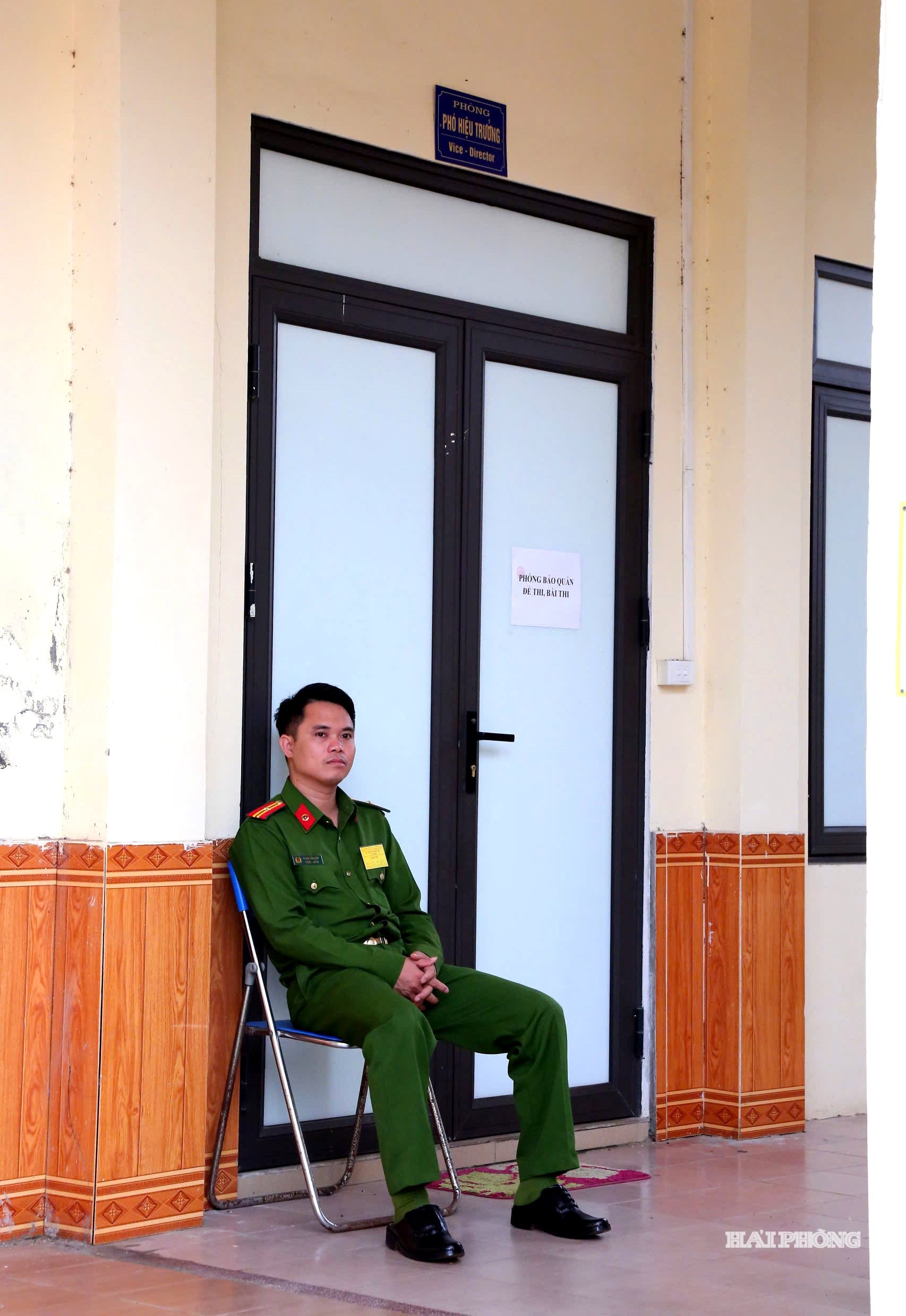 Trực 24/24 bên ngoài phòng giữ đề, bảo đảm bí mật tuyệt đối cho kỳ thi.