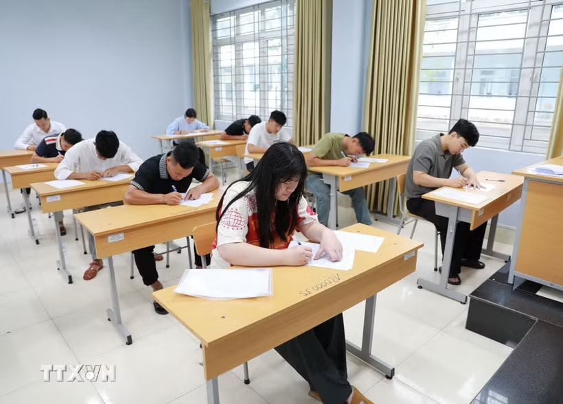 Thí sinh dự thi môn Ngữ văn tại điểm thi Trường THPT Chuyên Lê Quý Đôn. (Ảnh: Quý Trung/TTXVN)