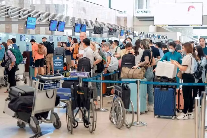 Nhu cầu đi lại bằng đường hàng không tăng cao trong dịp cao điểm Hè. (Ảnh: PV/Vietnam+) hanh-khach-bay-28042023-3514.jpg