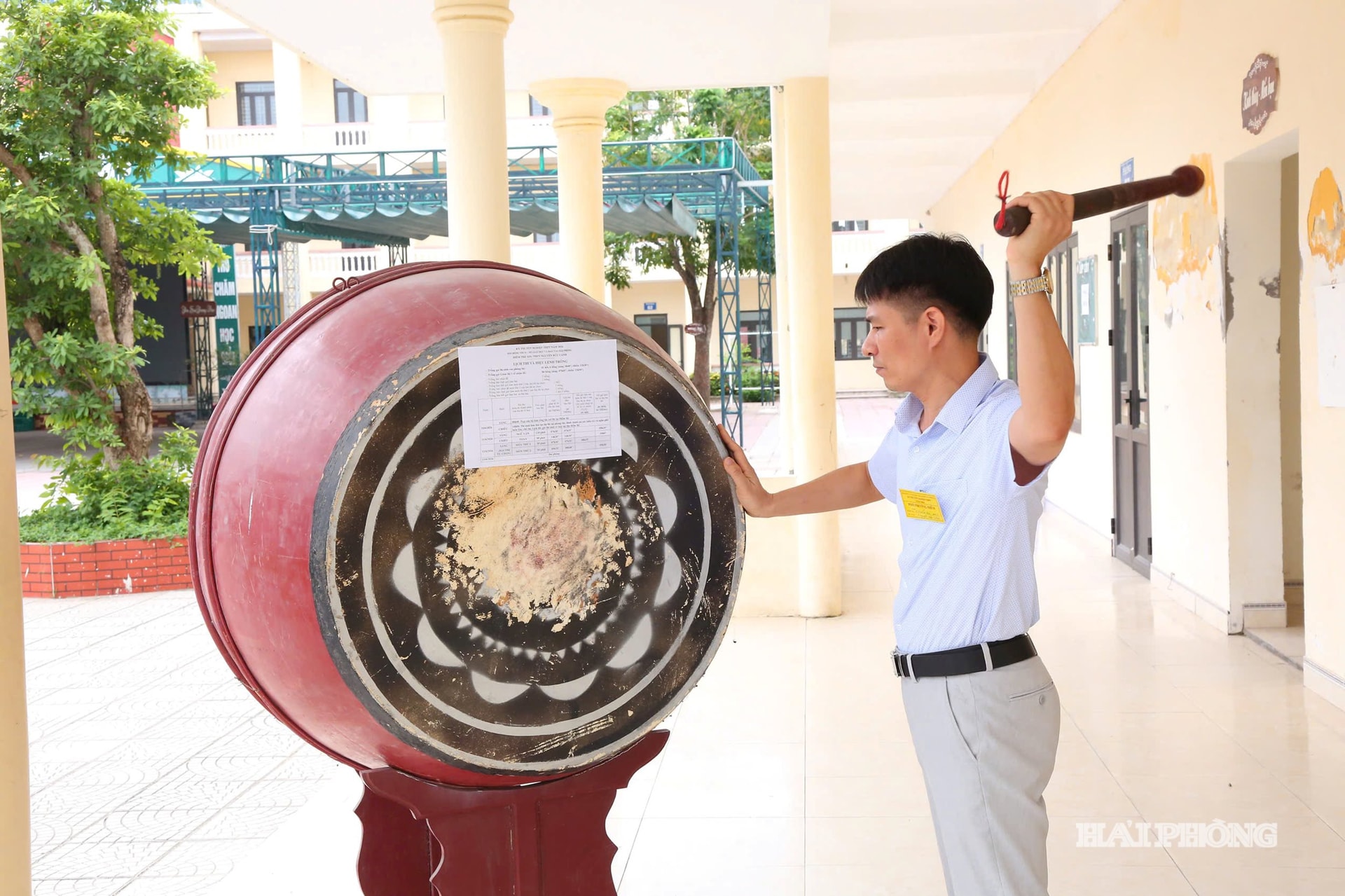 Trống thu bài đã điểm, các thí sinh nộp bài thi môn Ngữ Văn.