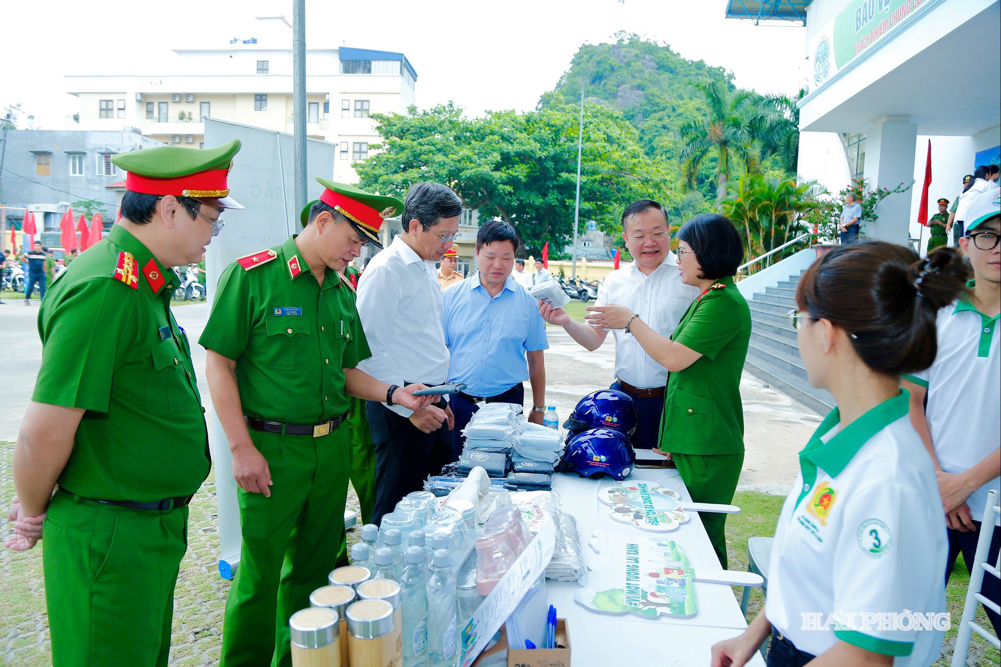 Đồng chí Lê Anh Quân, Phó chủ tịch Thường trực UBND thành phố cùng các đại biểu dự tham quan trưng bày ảnh, tư liệu bảo tồn, bảo vệ môi trường và đa dạng sinh học tại lễ phát động.