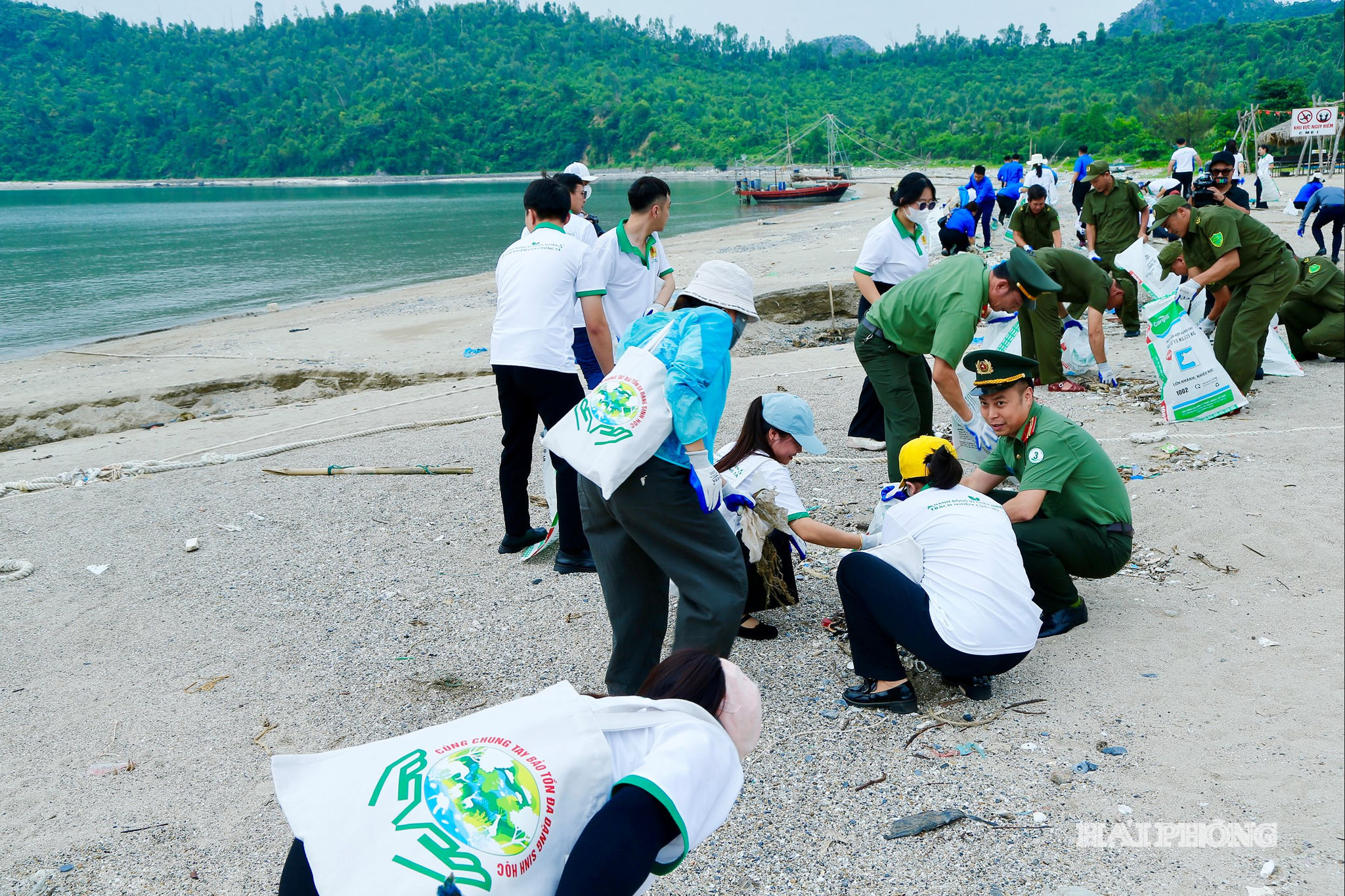 Các lực lượng tham gia thu dọn rác thải bãi biển sau lễ phát động bảo vệ môi trường và đa dạng sinh học năm 2026.
