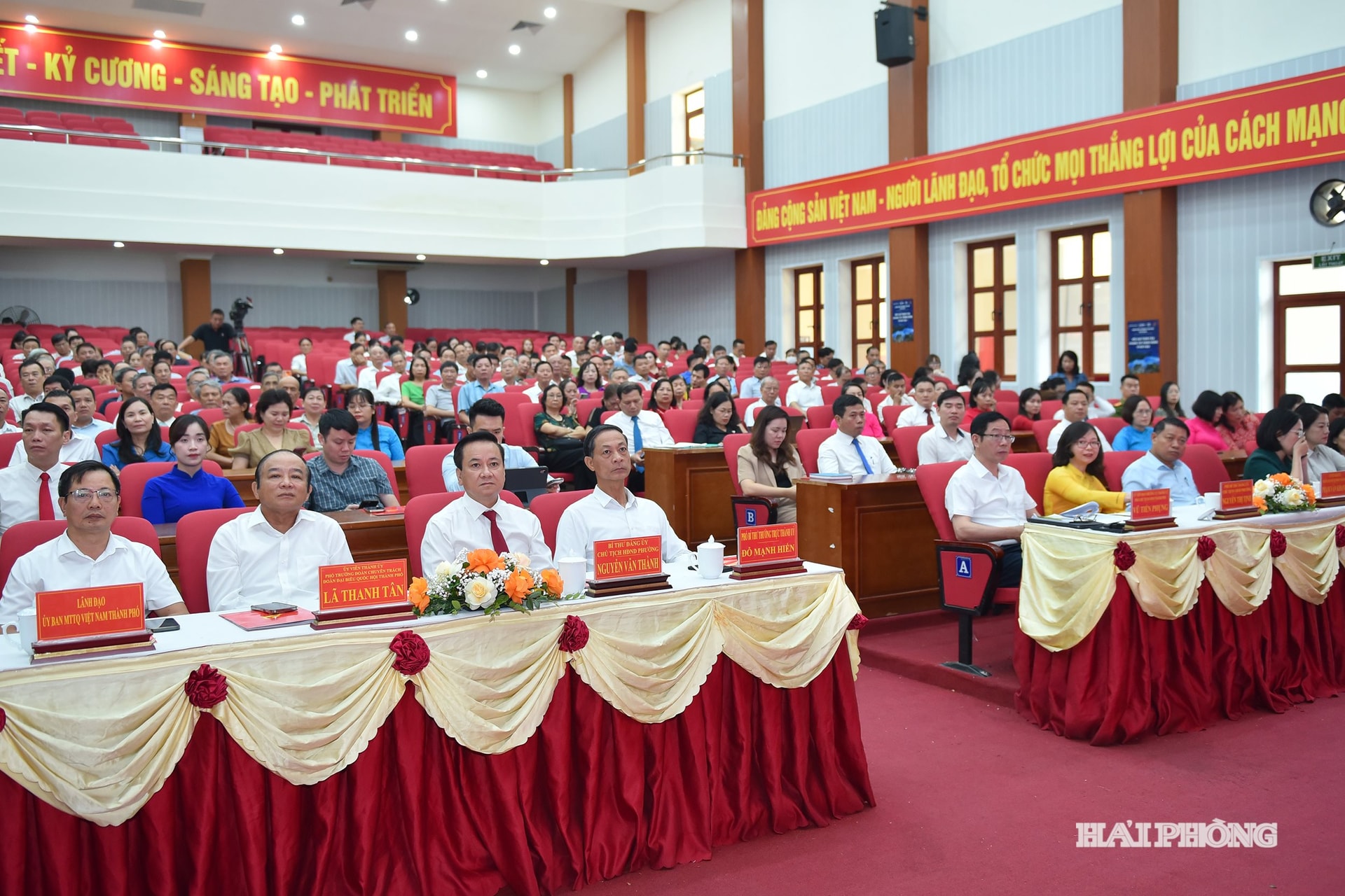 Đồng chí Đỗ Mạnh Hiến, Phó Bí thư Thường trực Thành uỷ cùng các đại biểu dự hội nghị.