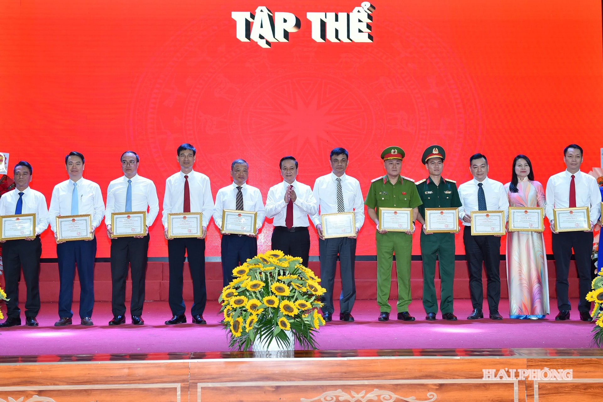Lãnh đạo phường An Biên trao giấy khen tặng các tập thể có thành tích xuất sắc.