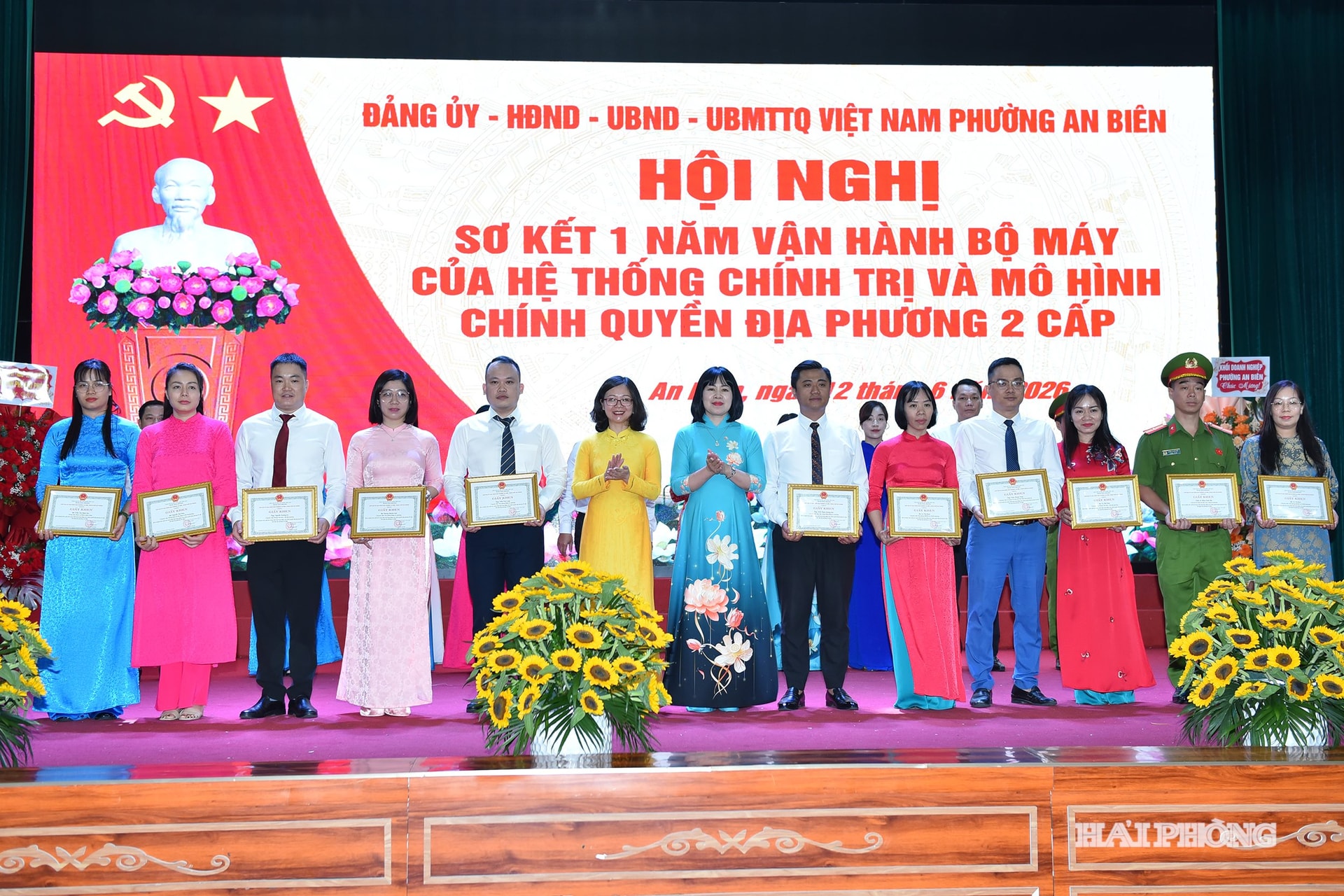 Lãnh đạo phường An Biên trao giấy khen tặng các cá nhân có thành tích xuất sắc.