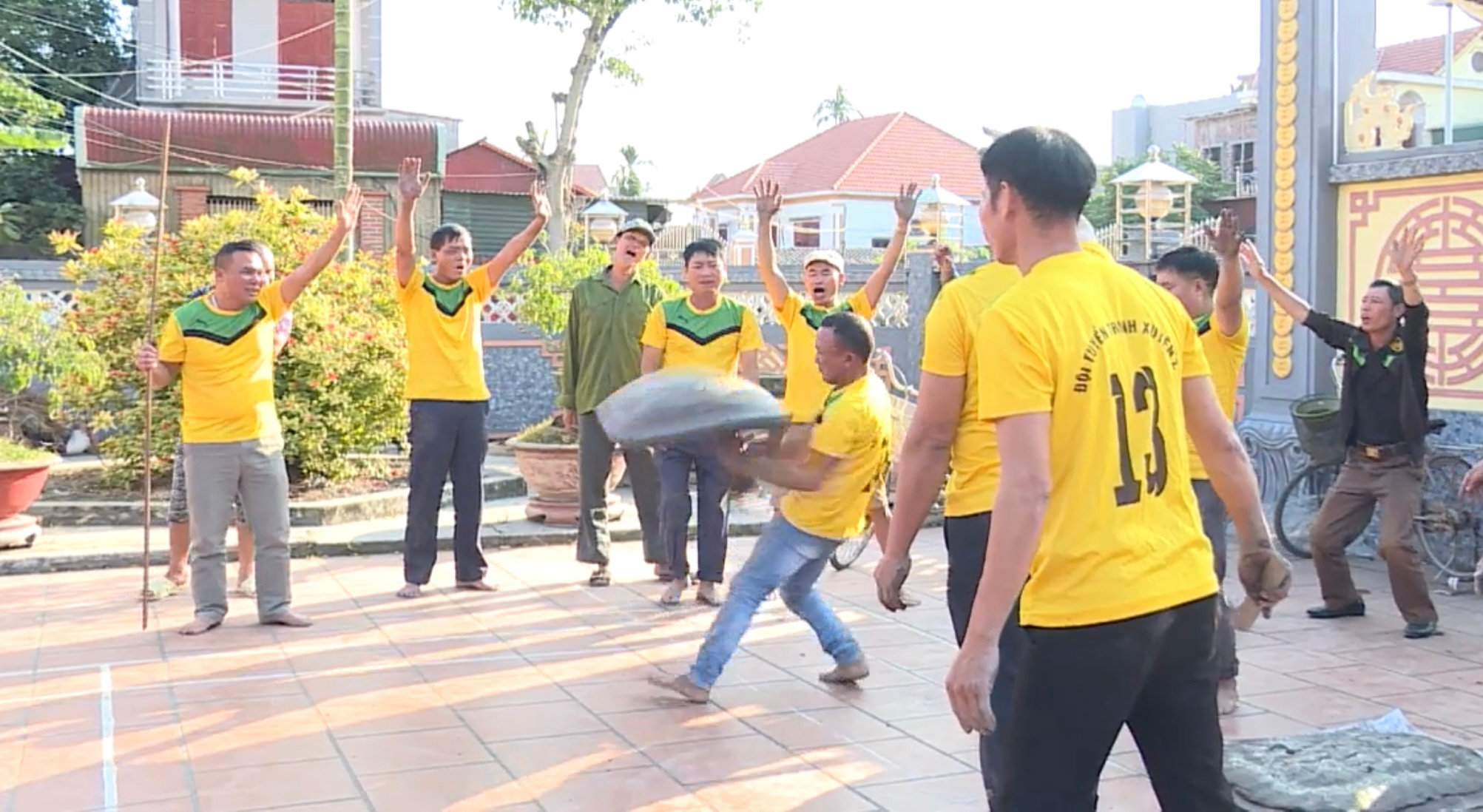 Nhiều lễ hội được giao cấp xã, phường quản lý đã phát huy tốt vai trò của người dân.