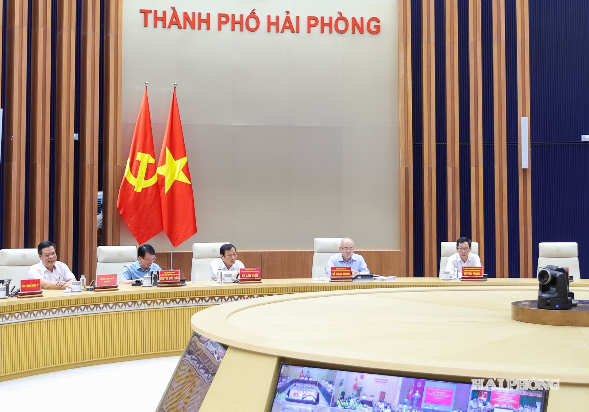 Các đồng chí lãnh đạo dự tại điểm cầu thành phố