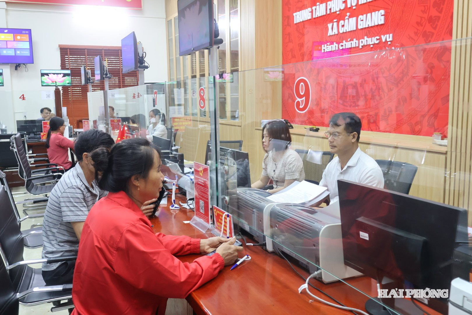 Công chức Trung tâm phục vụ hành chính công xã Cẩm Giang tận tình hướng dẫn người dân khi giải quyết thủ tục hành chính. Ảnh: HÀ VY