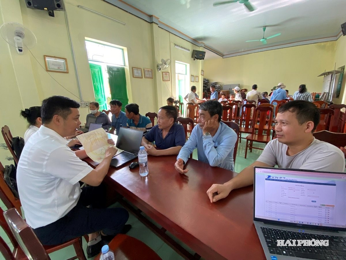 Trung tâm phục vụ hành chính công phường Thiên Hương thực hiện mô hình hỗ trợ giải quyết thủ tục hành chính lưu động vào thứ 7 cuối tuần tại nhà văn hóa của tổ dân phố trên địa bàn để kịp thời hướng dẫn, giải quyết thủ tục hành chính, phục vụ nhân dân. Ảnh: BÙI HƯƠNG