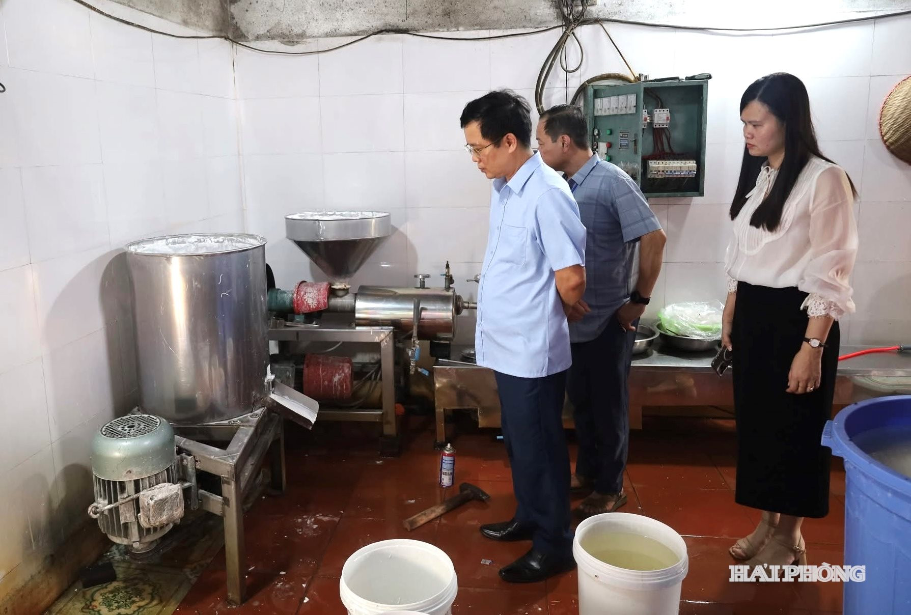 Đoàn kiểm tra của xã An Thành kiểm tra cơ sở sản xuất bún gây ô nhiễm ngay sau khi nhận được phản ánh của người dân. Ảnh: HÀ VY