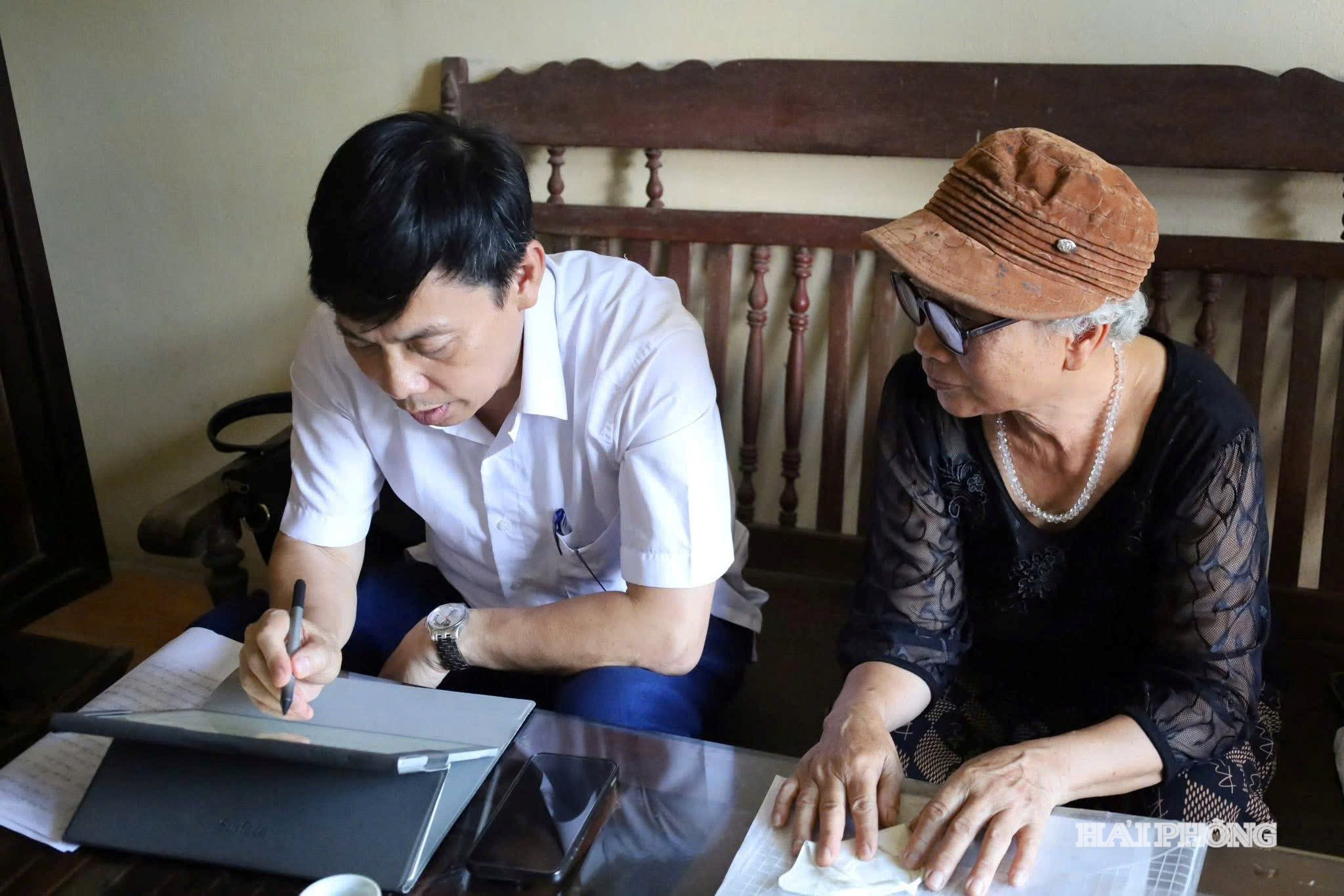 Từ tháng 5/2026, UBND xã Hà Bắc lần đầu triển khai mô hình “Tiếp công dân tại nhà” để kịp thời giải quyết kiến nghị của cử tri. ẢNH: HÀ VY