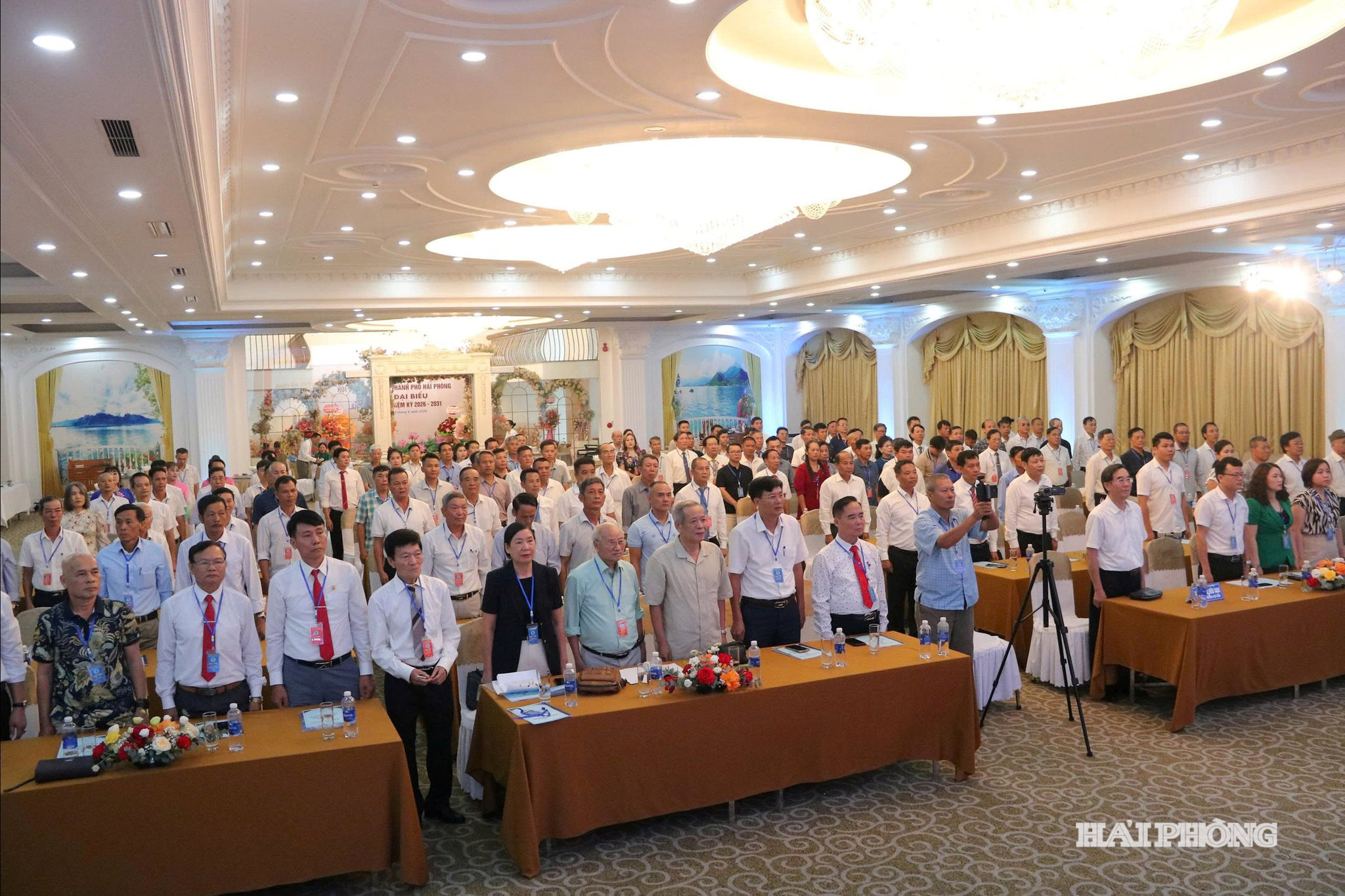 Các đại biểu chào cờ