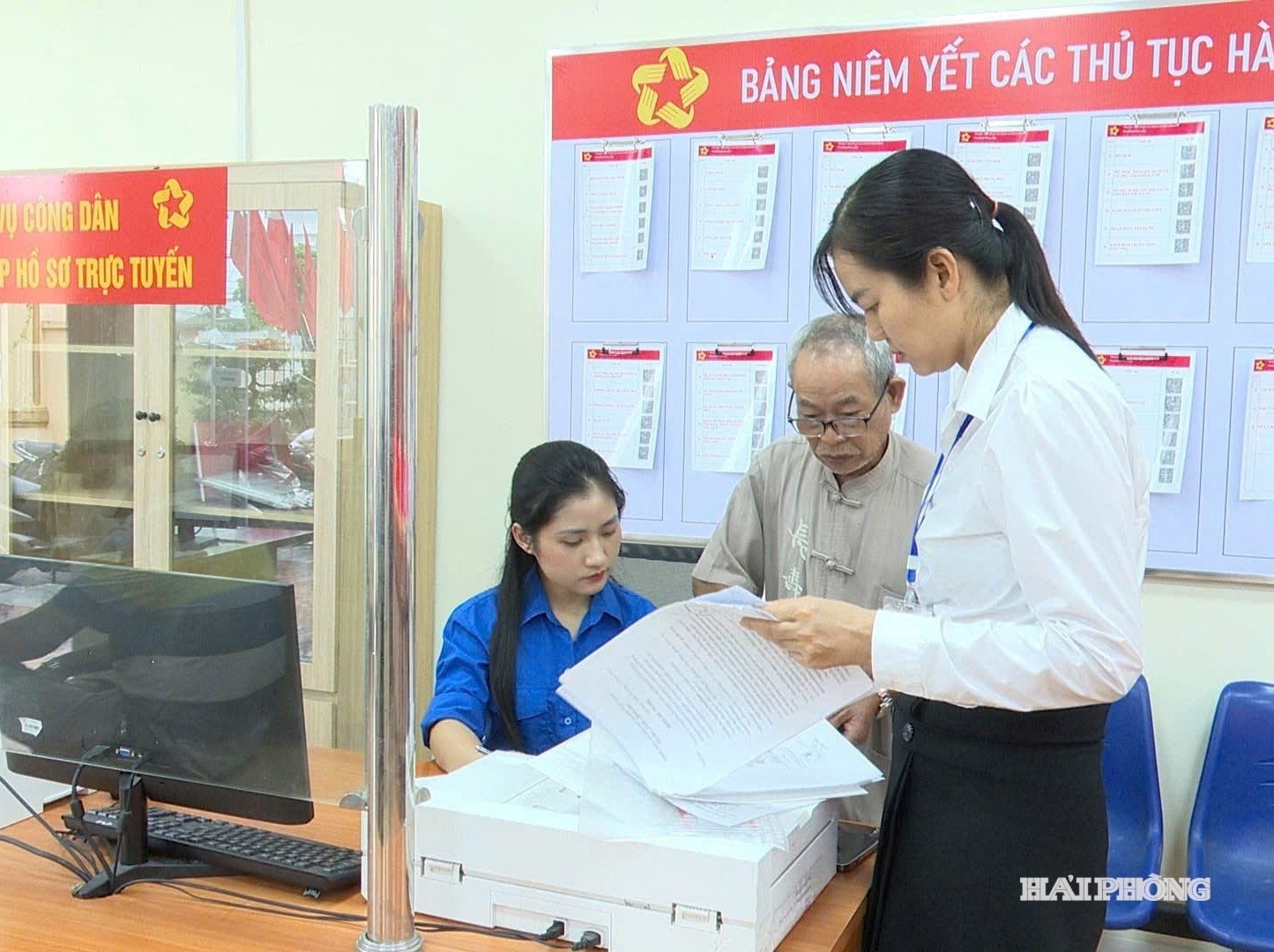 Người dân được hướng dẫn tận tình tại Trung tâm Phục vụ hành chính công phường Phù Liễn.