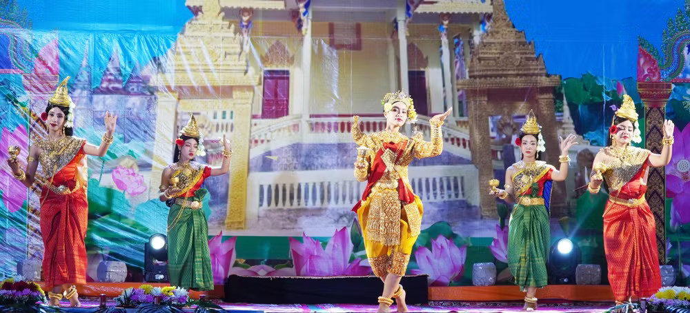 Các vũ công biểu diễn múa Apsara phục vụ người dân vào dịp tết cổ truyền Chôl Chnăm Thmây. (Báo An Giang) 2.jpg
