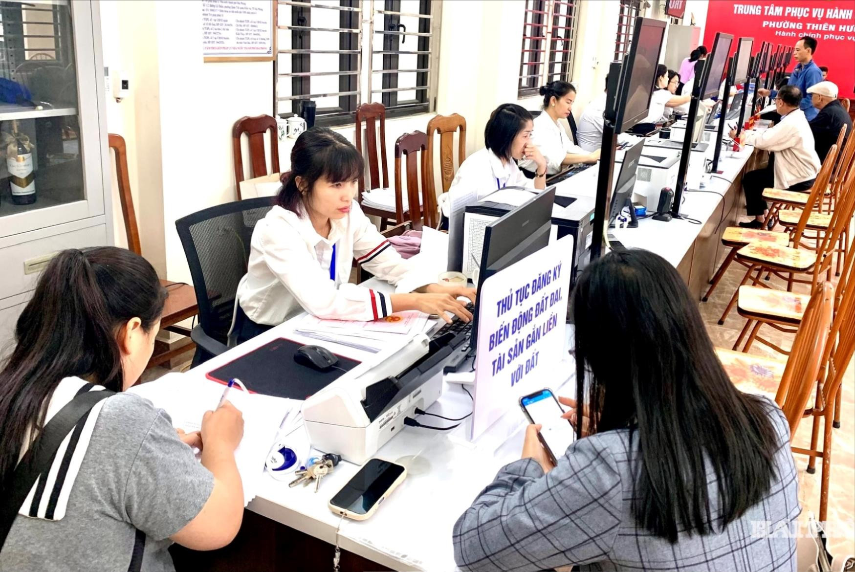 ảnh trang 1: Các cá nhân, tổ chức được hỗ trợ thực hiện thủ tục hành chính liên quan đến lĩnh vực đất đai tại Trung tâm Phục vụ hành chính công phường Thiên Hương.