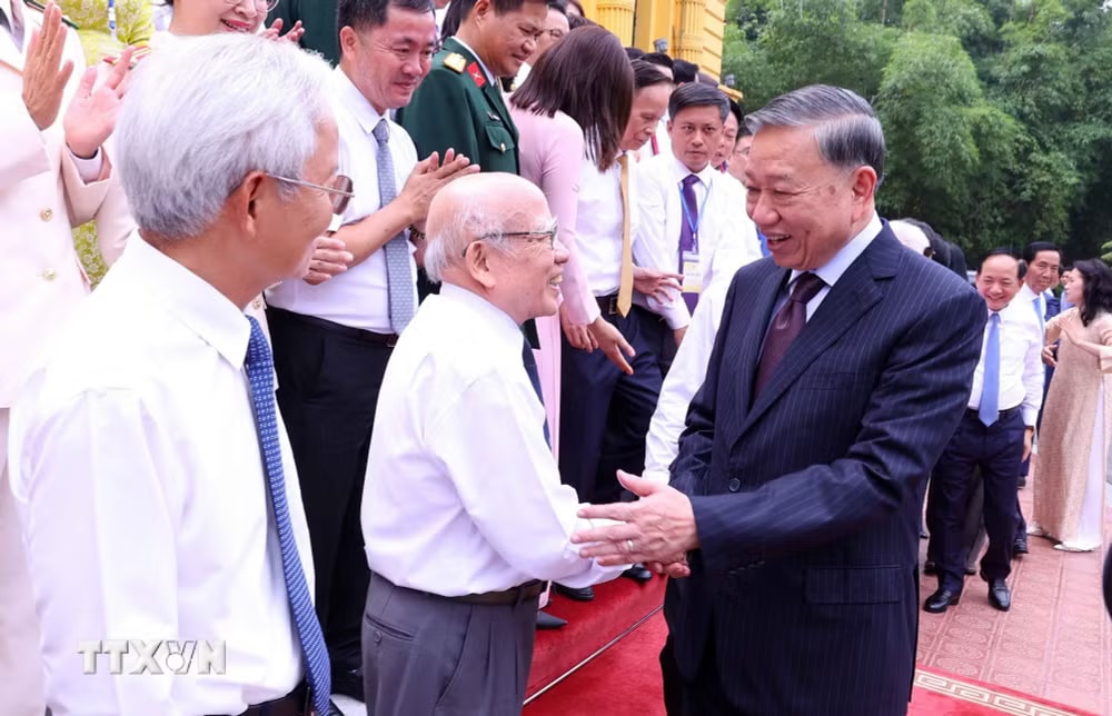 Tổng Bí thư, Chủ tịch nước Tô Lâm với các nhà báo tiêu biểu. (Ảnh: Văn Điệp/TTXVN) ttxvn-tong-bi-thu-chu-tich-nuoc-gap-mat-101-nha-bao-tieu-bieu-2.jpg