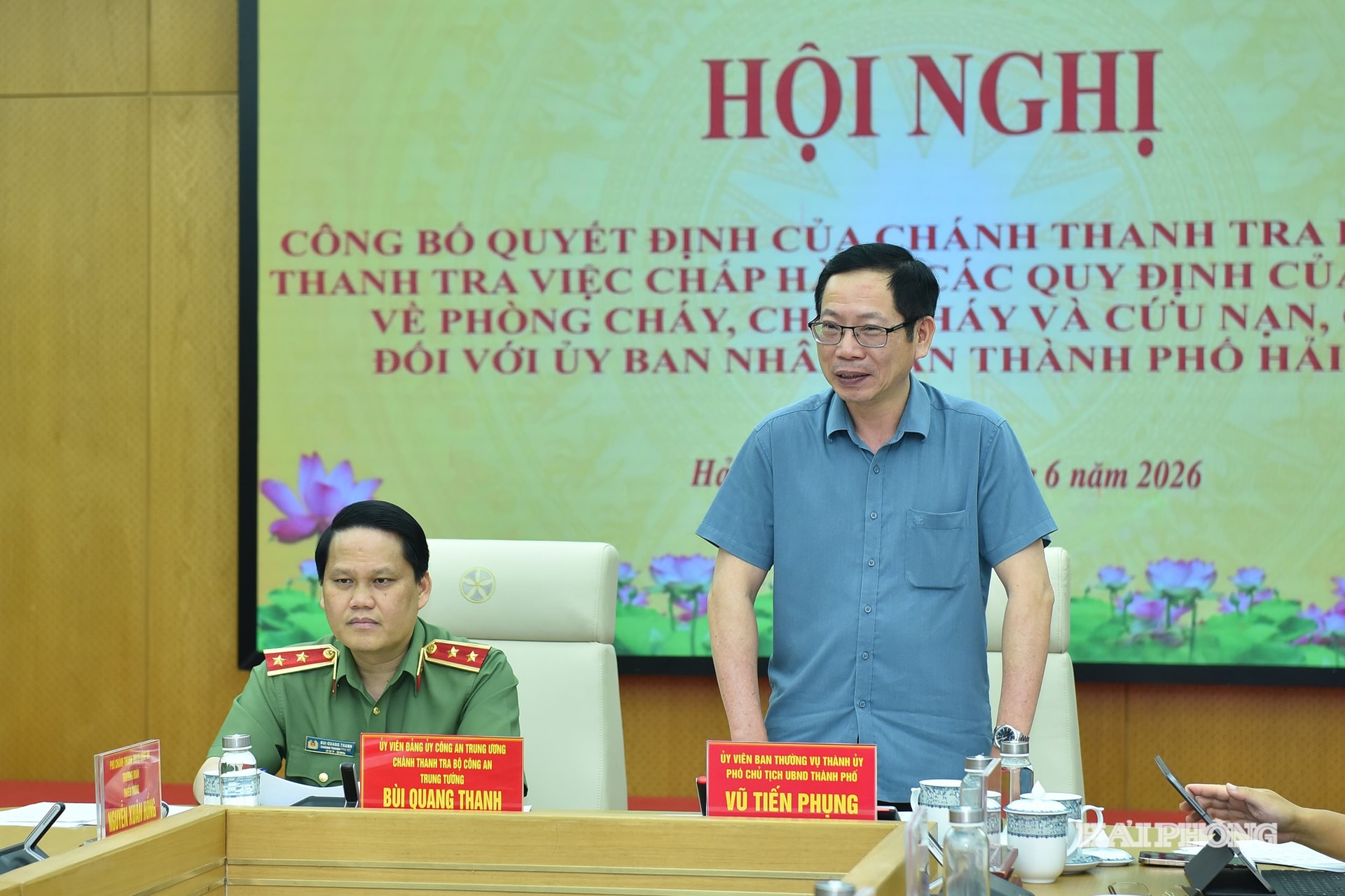Đồng chí Vũ Tiến Phụng, Uỷ viên Ban Thường vụ Thành uỷ, Phó Chủ tịch UBND thành phố phát biểu tại hội nghị.