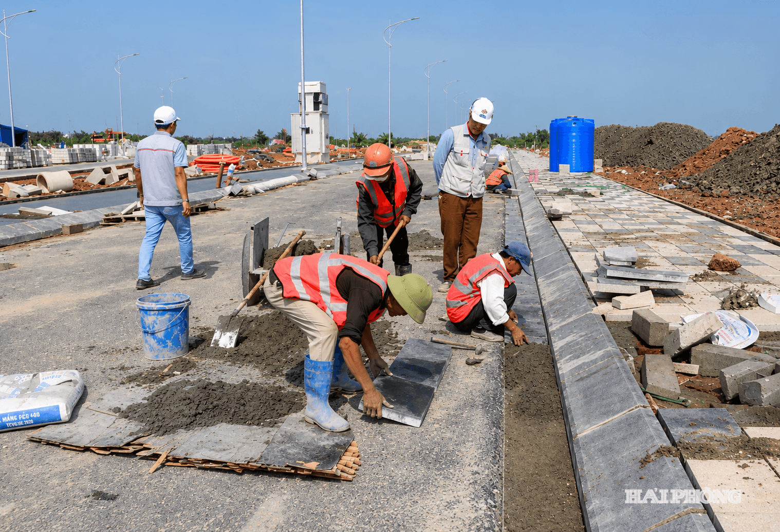Nhà thầu đang tập trung nhân lực để hoàn thiện hạng mục vỉa hè. 