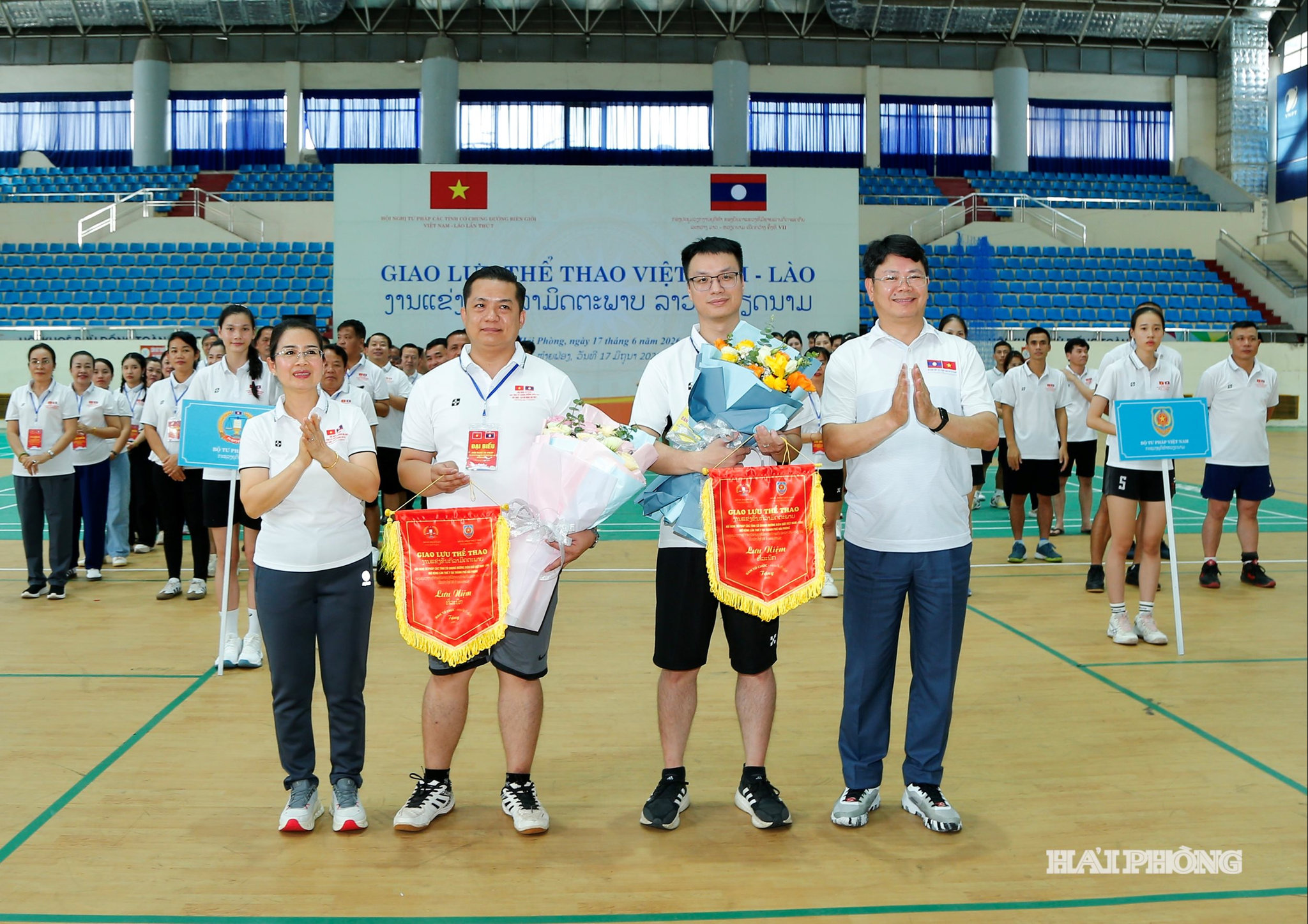 Lãnh đạo Bộ Tư pháp Việt Nam và Lào trao cờ lưu niệm và hoa đoàn vận động viên tham gia giao hữu thể thao.