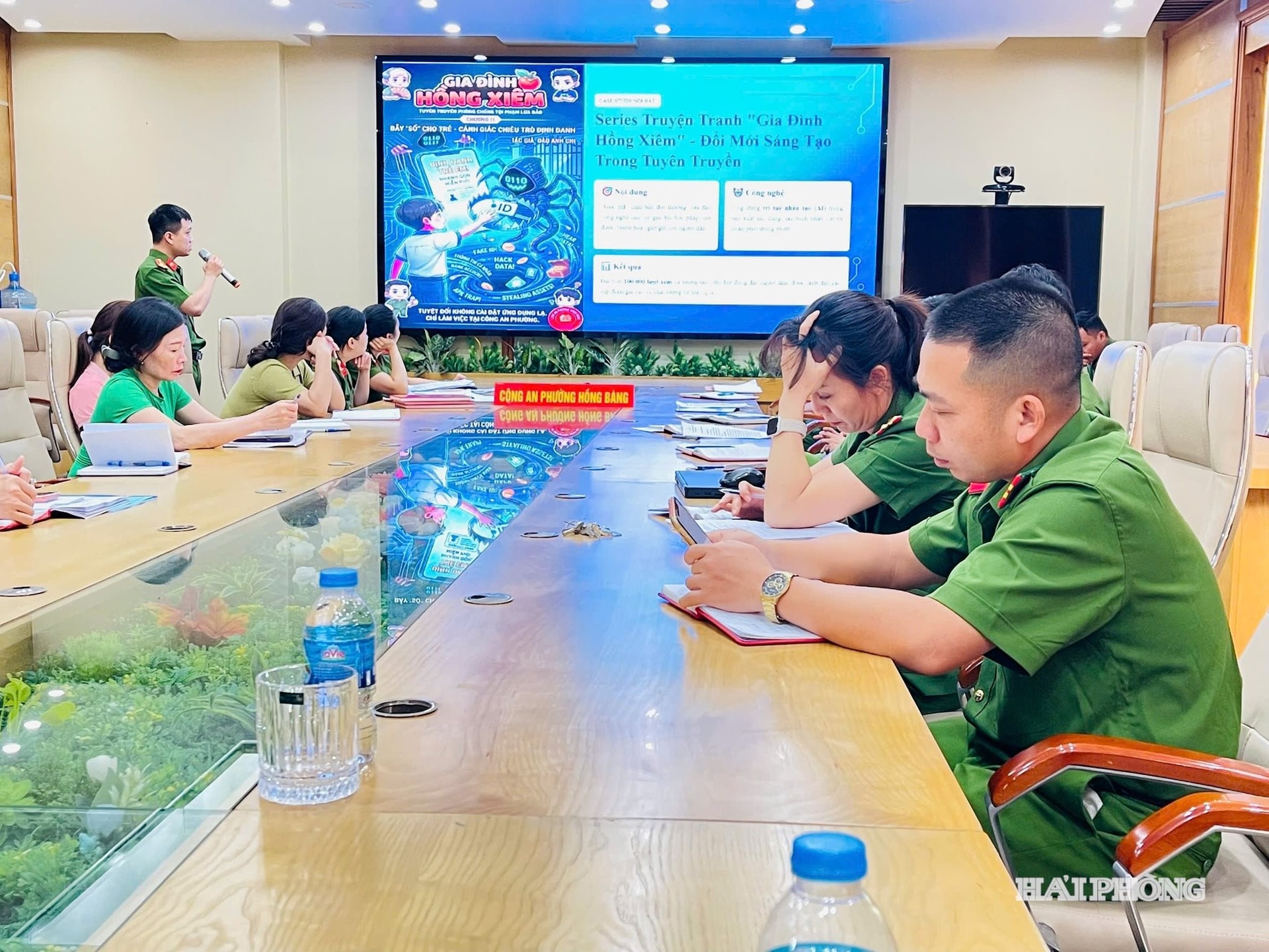 cong-an-phuong-hong-bang-01.jpg