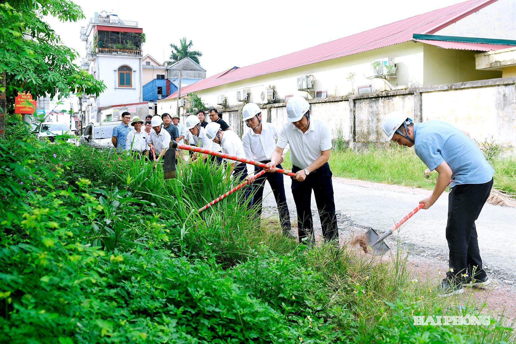Các đại biểu thực hiện nghi thức khởi công công trình cải tạo, nâng cấp đường giao thông trục xã Nam An Phụ.