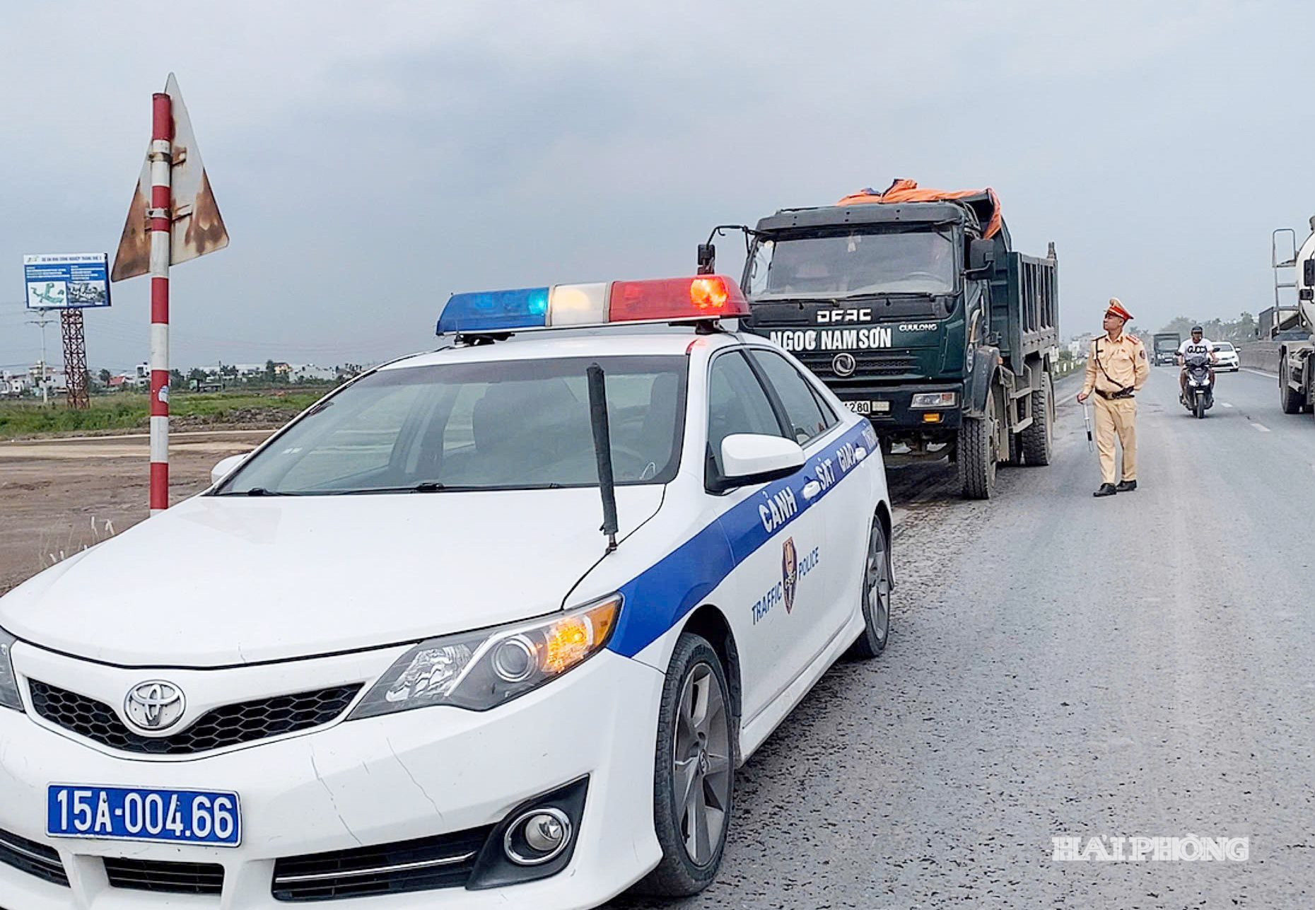 Lực lượng Trạm Cảnh sát giao thông Quang Trung kiểm tra, yêu cầu các lái xe vận chuyển vật liệu xây dựng chấp hành quy định pháp luật về an toàn giao thông.