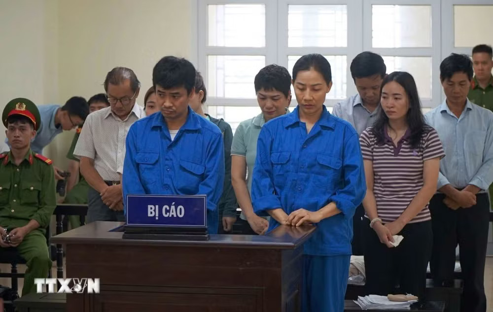 Các bị cáo nghe Hội đồng xét xử tuyên án. (Ảnh: TTXVN phát) ttxvn-dak-lak-xet-xu-12-bi-cao-trong-vu-an-viet-a-1806-2.jpg