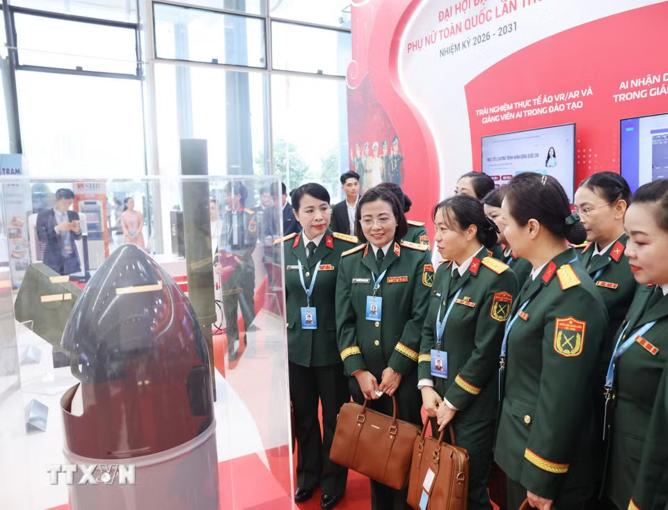 Đại biểu Phụ nữ Quân đội tham quan gian trưng bày của Tập đoàn Công nghiệp – Viễn thông Quân đội (Viettel) tại Đại hội đại biểu Phụ nữ toàn quốc lần thứ XIV. (Ảnh: Lâm Khánh/TTXVN)