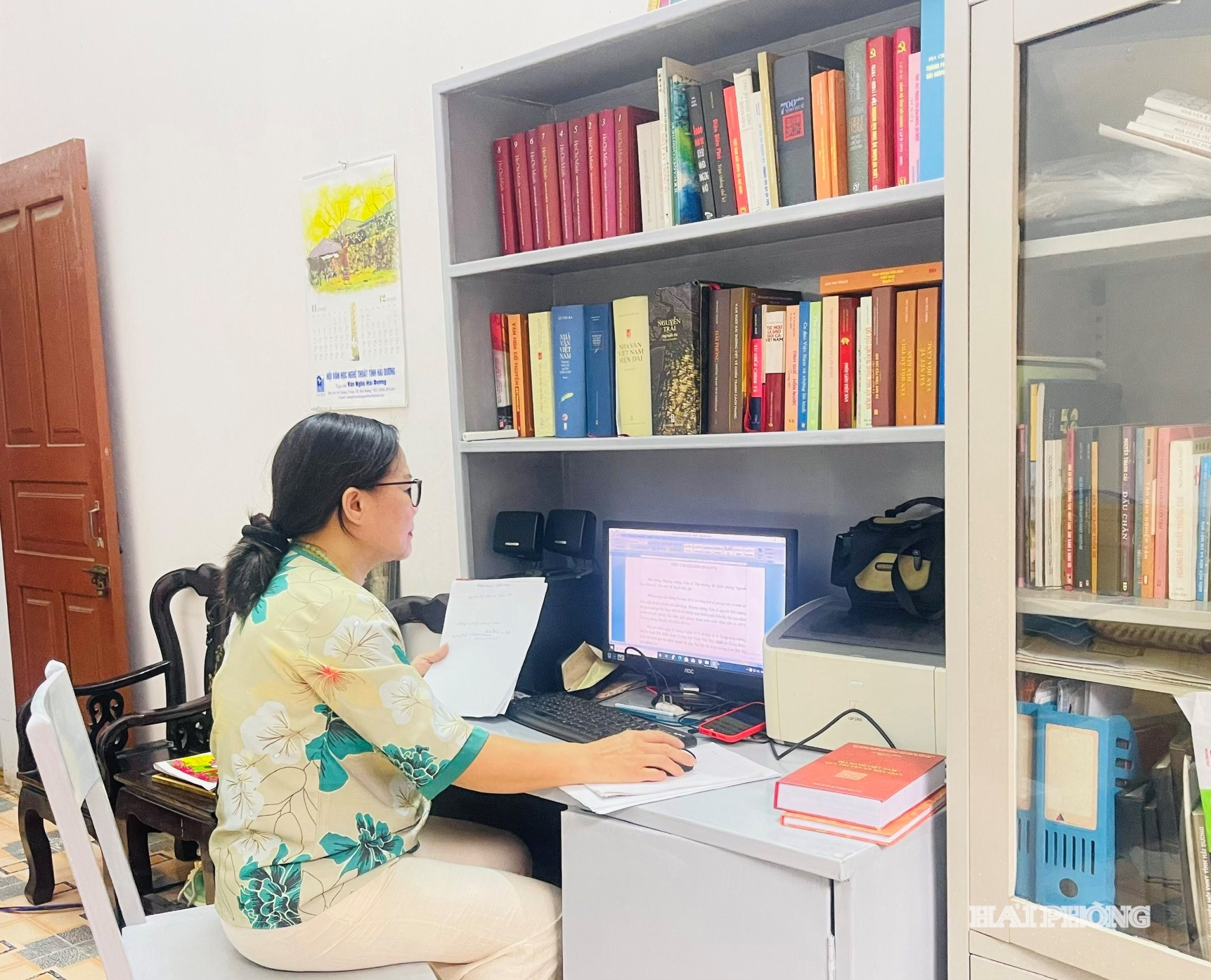 Còn nhà báo, nhà văn Vũ Tuyết Mây, hội viên Hội Liên hiệp Văn học Nghệ thuật thành phố Hải Phòng là một trong những gương mặt nổi bật của lớp người làm báo bước sang địa hạt văn chương. Nhiều năm công tác trong lĩnh vực báo chí giúp nhà văn Vũ Tuyết Mây có cơ hội tiếp xúc với các nhân chứng lịch sử, các nhân vật có đóng góp quan trọng cho đất nước. Từ những cuộc gặp gỡ ấy, bà không chỉ thu thập thông tin mà còn lắng nghe những ký ức, những chi tiết đời thường ít xuất hiện trong các tài liệu chín
