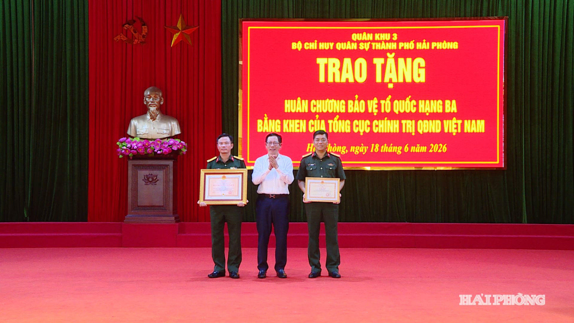 Đồng chí Vũ Tiến Phụng-Ủy viên BTV Thành ủy, PCT UBND TP trao Huân chương Bảo vệ Tổ quốc hạng Ba cho Đại tá Bùi Xuân Thắng, Ủy viên Ban thường vụ Thành ủy, Chỉ huy trưởng Bộ CHQS TP và bằng khen của Tổng cục Chính trị QĐNDVN cho Đại tá Vũ Kim Thắng-Phó Chính ủy Bộ CHQS TP.