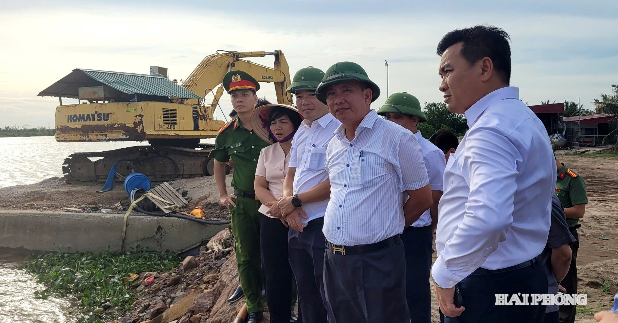 Đồng chí Trần Văn Quân, Phó Chủ tịch UBND thành phố kiểm tra tại khu vực ngoài đê biển 3 xã Chấn Hưng