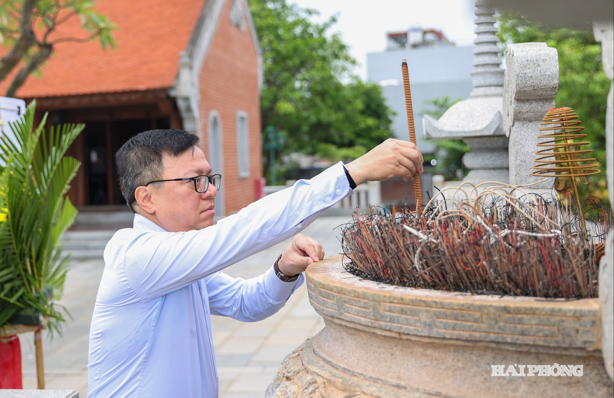 Đồng chí Lê Quốc Minh, Uỷ viên Trung ương Đảng, Tổng Biên tập Báo Nhân dân, Phó trưởng Ban Tuyên giáo và Dân vận Trung ương, Chủ tịch Hội Nhà báo Việt Nam dâng hương tại khu tưởng niệm đồng chí Nguyễn Đức Cảnh