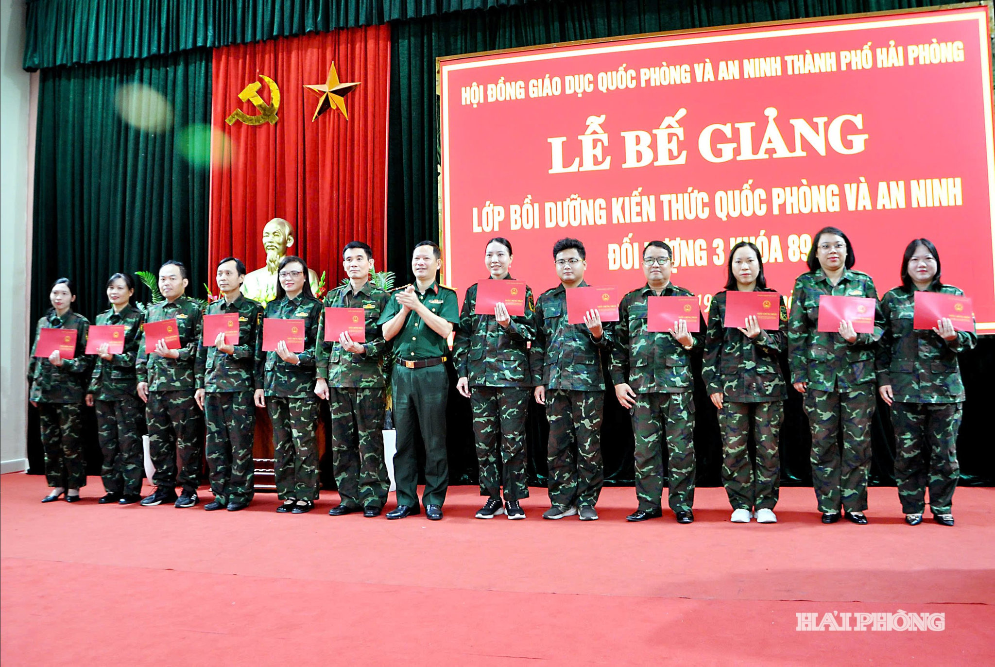 be-giang-lop-quoc-phong-1.jpg