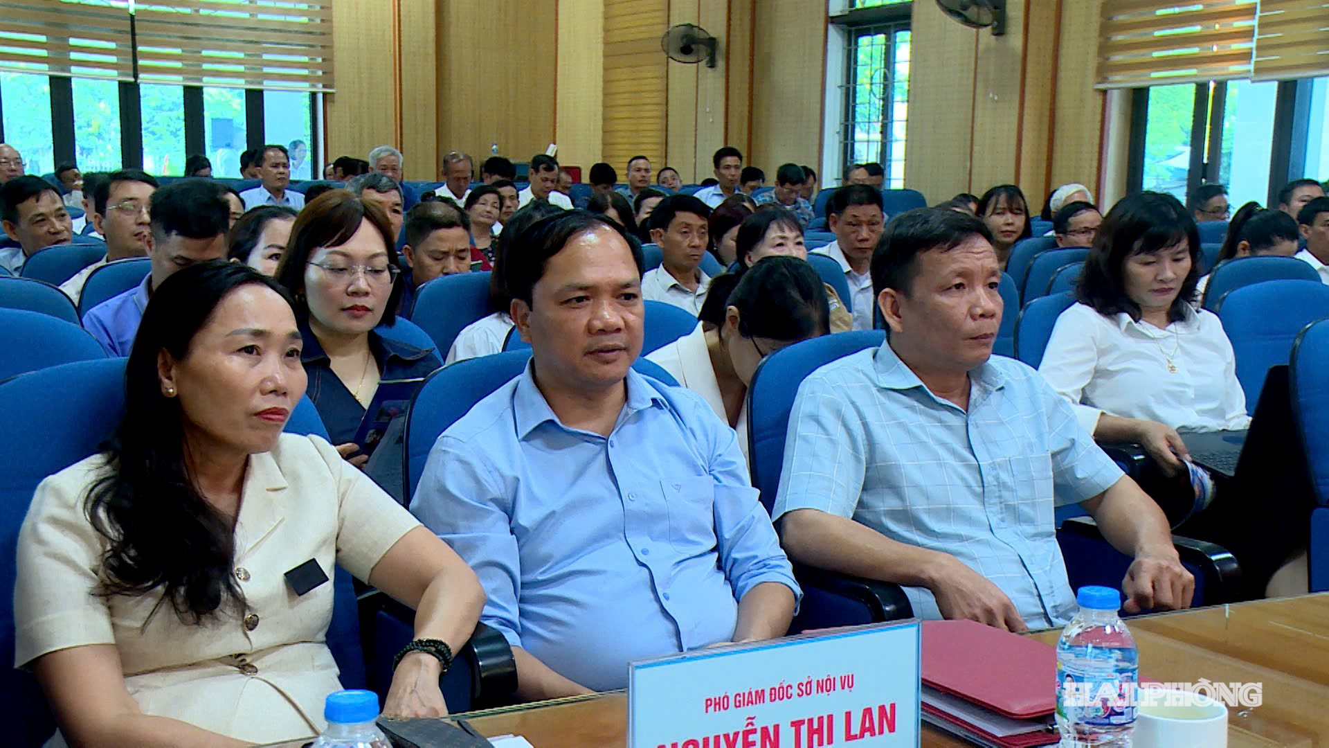 cac-dai-bieu-tham-du-hoi-nghi.jpg